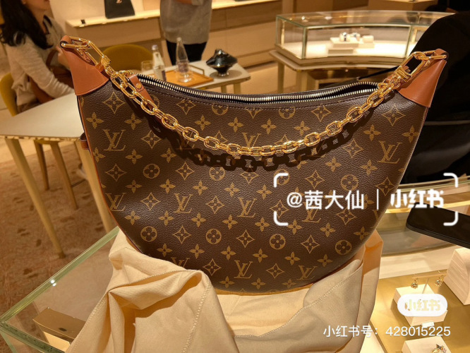 Louis Vuitton Loop Bag, Designer Handbag, Versatile Crossbody, Luxury Fashion 1 Louis Vuitton Loop Bag, Designer Handbag, Versatile Crossbody, Luxury Fashion