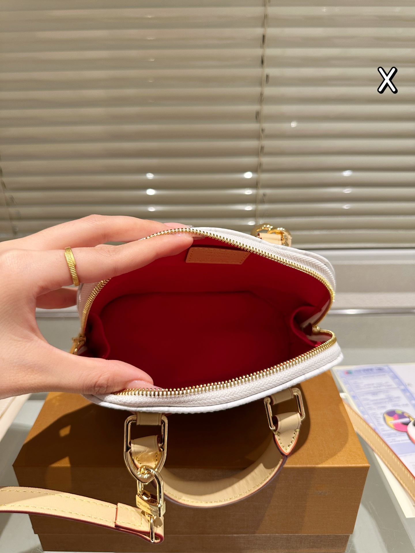 牛皮版本 P225
Lv 樱桃系列  alma bb印花牛皮贝壳包 原版高品质 包包这款Retiro 手袋以标志性的老花面料制成 经典永恒。优雅低调的外形设计和宽敞的包身更加入了实用性。使用说明：-变色牛皮饰边，闪亮的纯钢金色五金配件- 可调节肩带，配有树糕皮的肩垫，拉链闭合。- 超细纤维内衬，尺寸 16 12cm