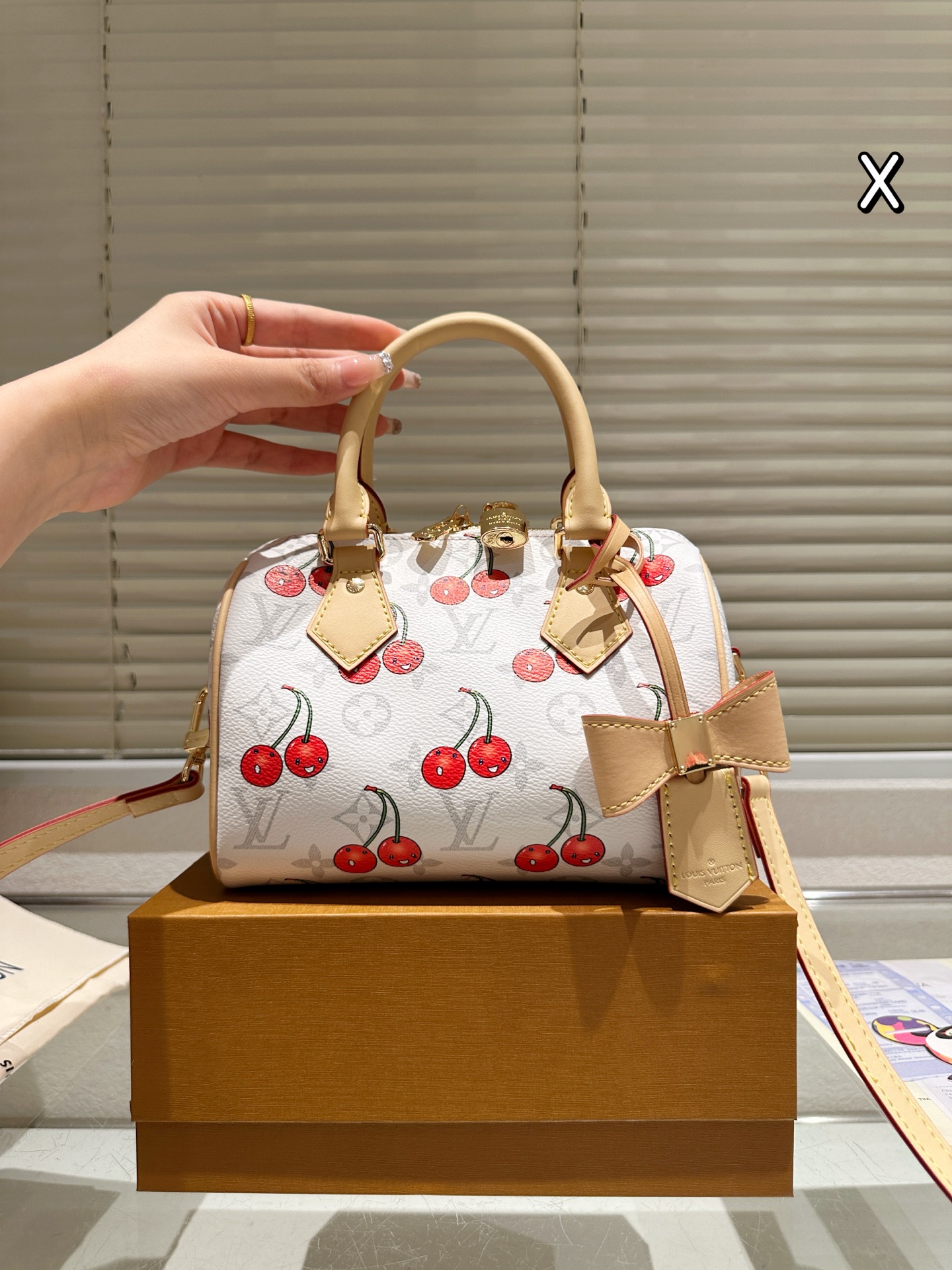 牛皮版本 P235
Lv 樱桃系列 LV Speedy枕头包 
 Lv speedy 20cm 枕头包 无论版型 内里和专柜毫无差别 真正原版复刻 内里可拆卸 火遍全球的爆款机场大包 机车女神包 明星同款 贵气而充满活力的品牌设计风格 我们专业从国外购买原版打造市场第一批顶端货源. 最顶级面料 一针一线专业师傅全新打造.细致而不粗糙.用完美搭配功力 衬托出你独特的个性尽显飞扬洒脱之感.品质战胜一切超棒 专柜尺寸20cm