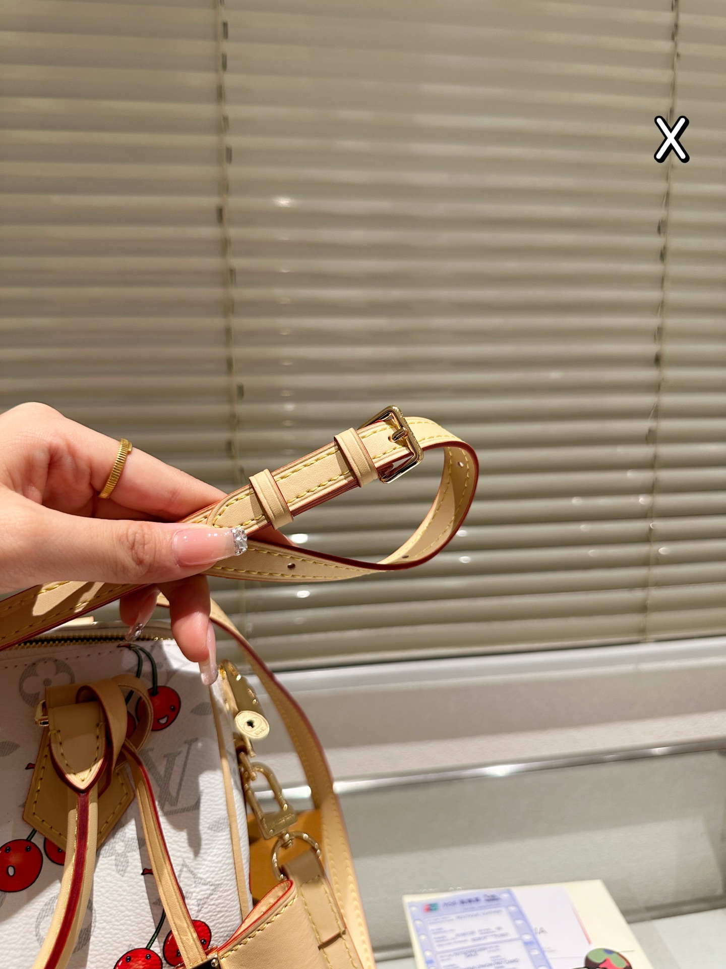 牛皮版本 P235
Lv 樱桃系列 LV Speedy枕头包 
 Lv speedy 20cm 枕头包 无论版型 内里和专柜毫无差别 真正原版复刻 内里可拆卸 火遍全球的爆款机场大包 机车女神包 明星同款 贵气而充满活力的品牌设计风格 我们专业从国外购买原版打造市场第一批顶端货源. 最顶级面料 一针一线专业师傅全新打造.细致而不粗糙.用完美搭配功力 衬托出你独特的个性尽显飞扬洒脱之感.品质战胜一切超棒 专柜尺寸20cm