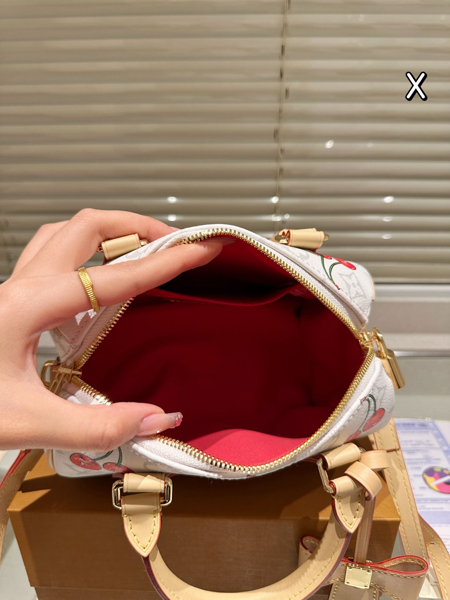 牛皮版本 P235
Lv 樱桃系列 LV Speedy枕头包 
 Lv speedy 20cm 枕头包 无论版型 内里和专柜毫无差别 真正原版复刻 内里可拆卸 火遍全球的爆款机场大包 机车女神包 明星同款 贵气而充满活力的品牌设计风格 我们专业从国外购买原版打造市场第一批顶端货源. 最顶级面料 一针一线专业师傅全新打造.细致而不粗糙.用完美搭配功力 衬托出你独特的个性尽显飞扬洒脱之感.品质战胜一切超棒 专柜尺寸20cm