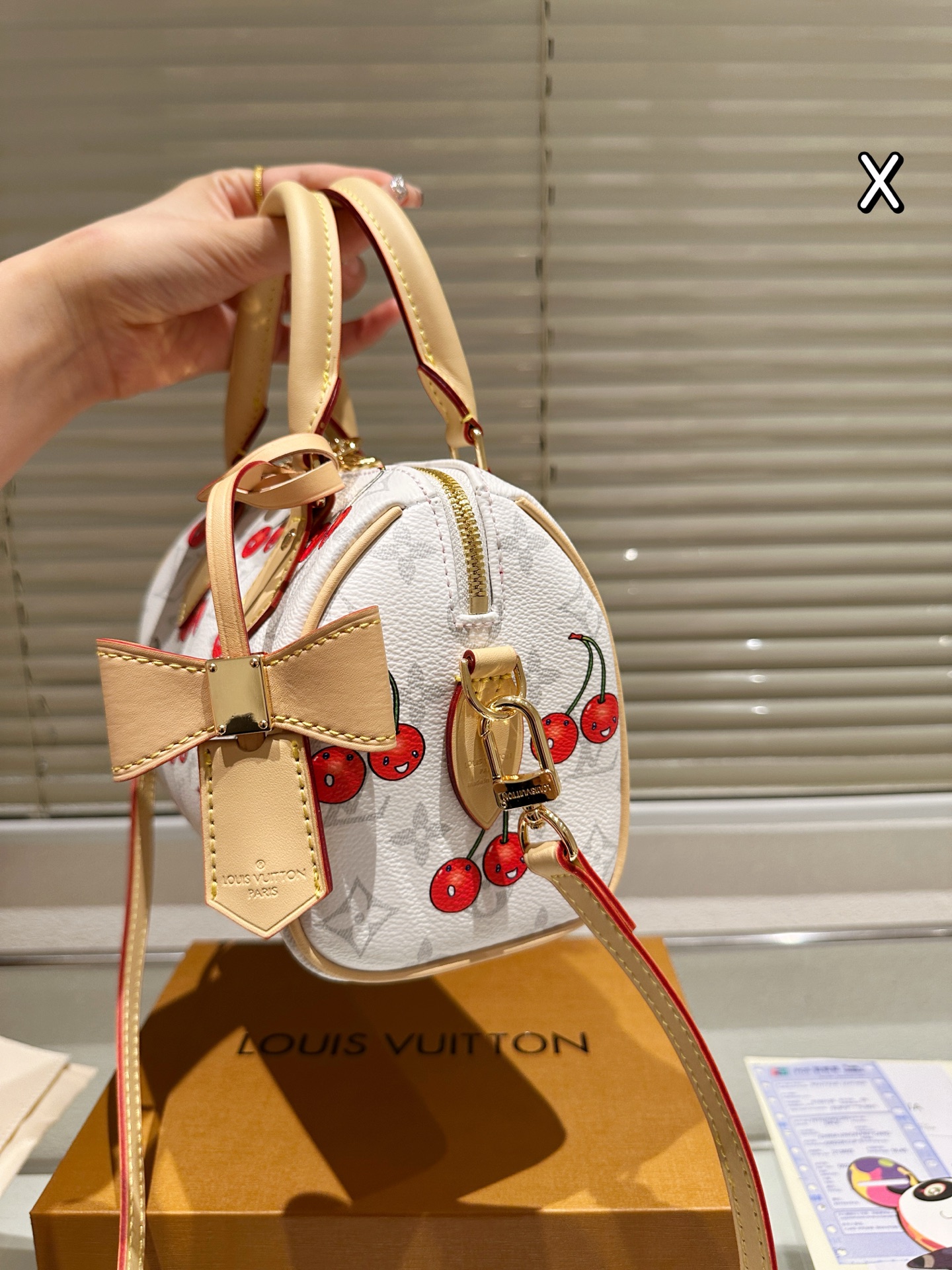牛皮版本 P235
Lv 樱桃系列 LV Speedy枕头包 
 Lv speedy 20cm 枕头包 无论版型 内里和专柜毫无差别 真正原版复刻 内里可拆卸 火遍全球的爆款机场大包 机车女神包 明星同款 贵气而充满活力的品牌设计风格 我们专业从国外购买原版打造市场第一批顶端货源. 最顶级面料 一针一线专业师傅全新打造.细致而不粗糙.用完美搭配功力 衬托出你独特的个性尽显飞扬洒脱之感.品质战胜一切超棒 专柜尺寸20cm