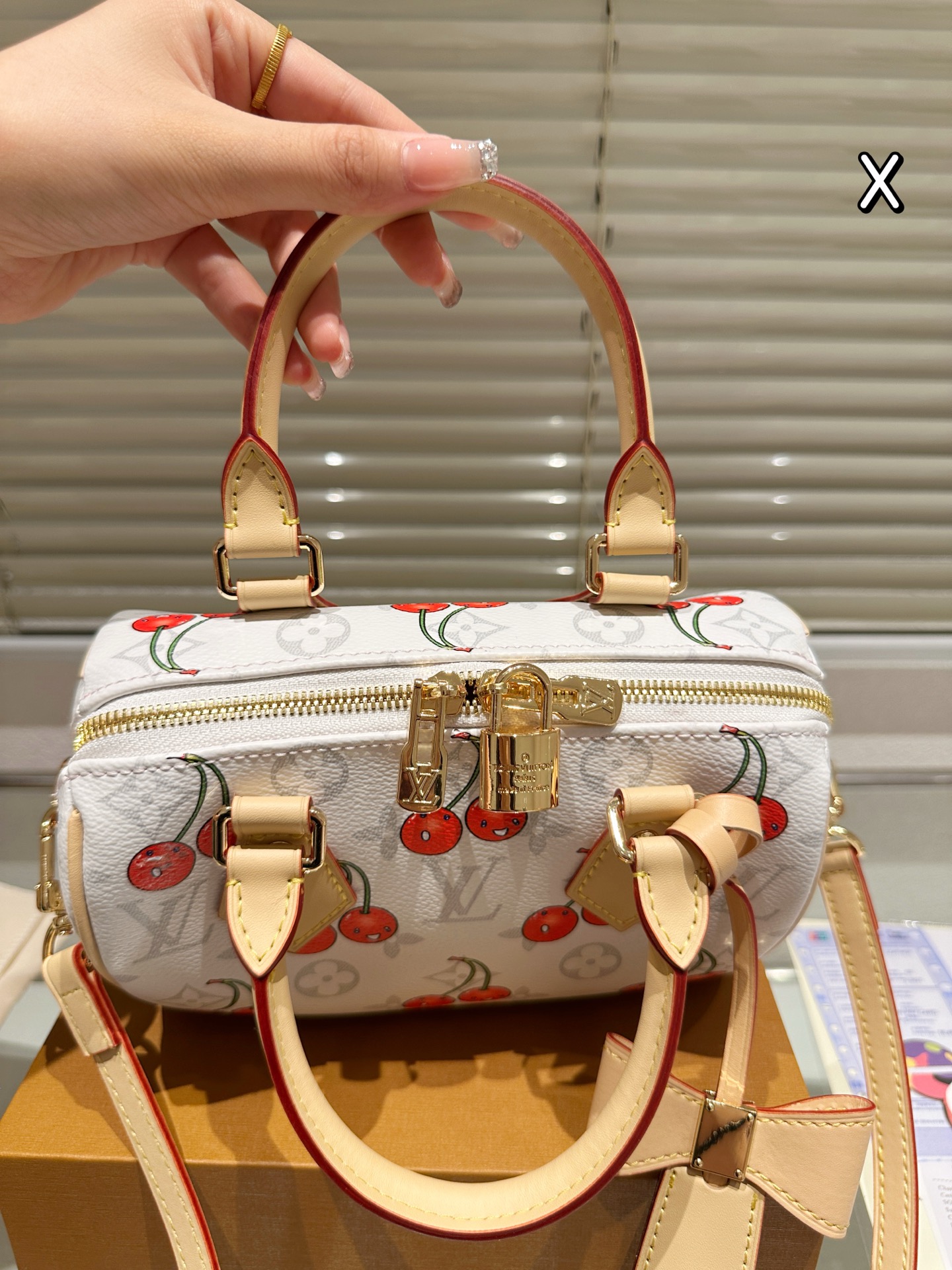 牛皮版本 P235
Lv 樱桃系列 LV Speedy枕头包 
 Lv speedy 20cm 枕头包 无论版型 内里和专柜毫无差别 真正原版复刻 内里可拆卸 火遍全球的爆款机场大包 机车女神包 明星同款 贵气而充满活力的品牌设计风格 我们专业从国外购买原版打造市场第一批顶端货源. 最顶级面料 一针一线专业师傅全新打造.细致而不粗糙.用完美搭配功力 衬托出你独特的个性尽显飞扬洒脱之感.品质战胜一切超棒 专柜尺寸20cm