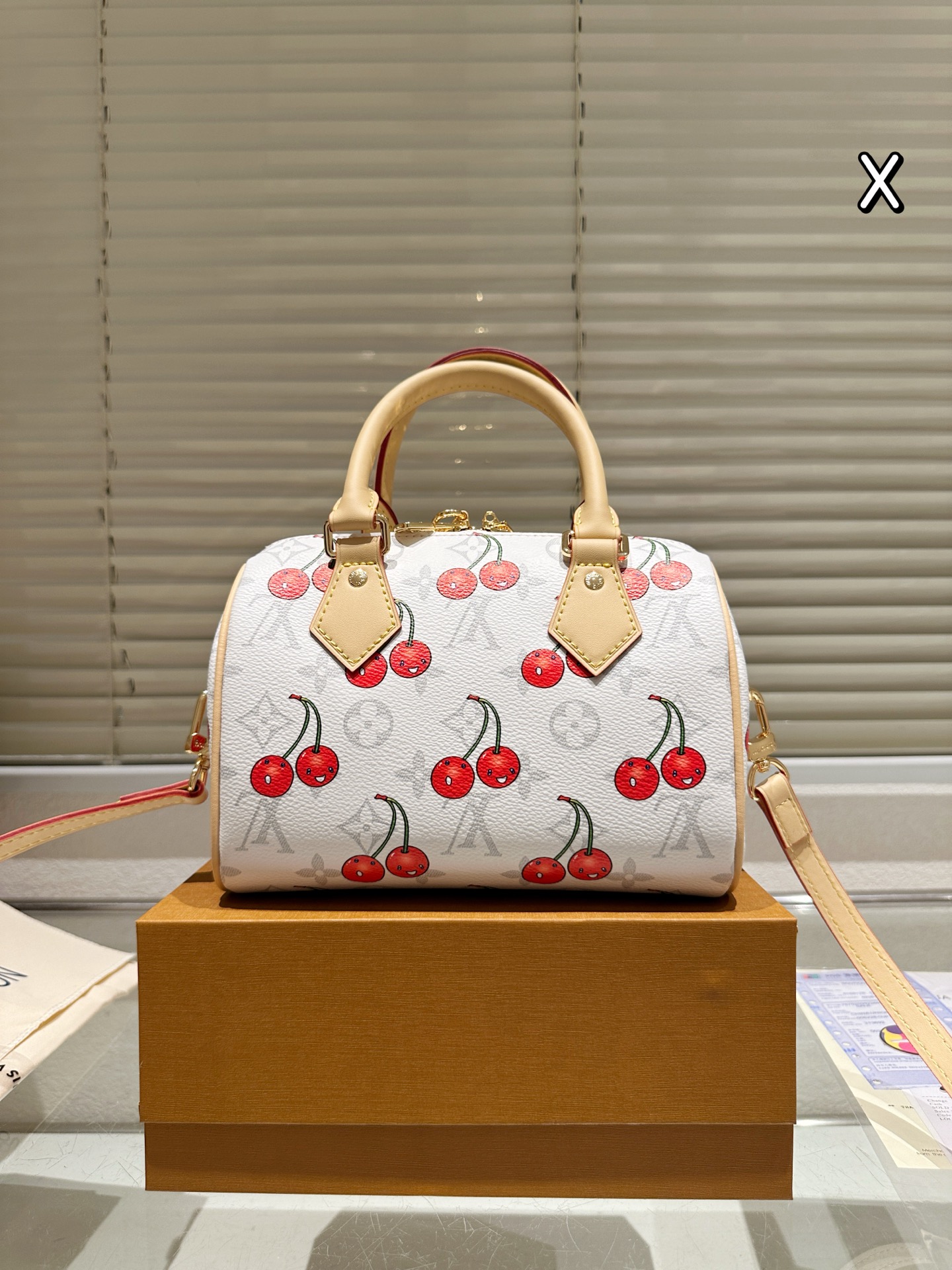 牛皮版本 P235
Lv 樱桃系列 LV Speedy枕头包 
 Lv speedy 20cm 枕头包 无论版型 内里和专柜毫无差别 真正原版复刻 内里可拆卸 火遍全球的爆款机场大包 机车女神包 明星同款 贵气而充满活力的品牌设计风格 我们专业从国外购买原版打造市场第一批顶端货源. 最顶级面料 一针一线专业师傅全新打造.细致而不粗糙.用完美搭配功力 衬托出你独特的个性尽显飞扬洒脱之感.品质战胜一切超棒 专柜尺寸20cm