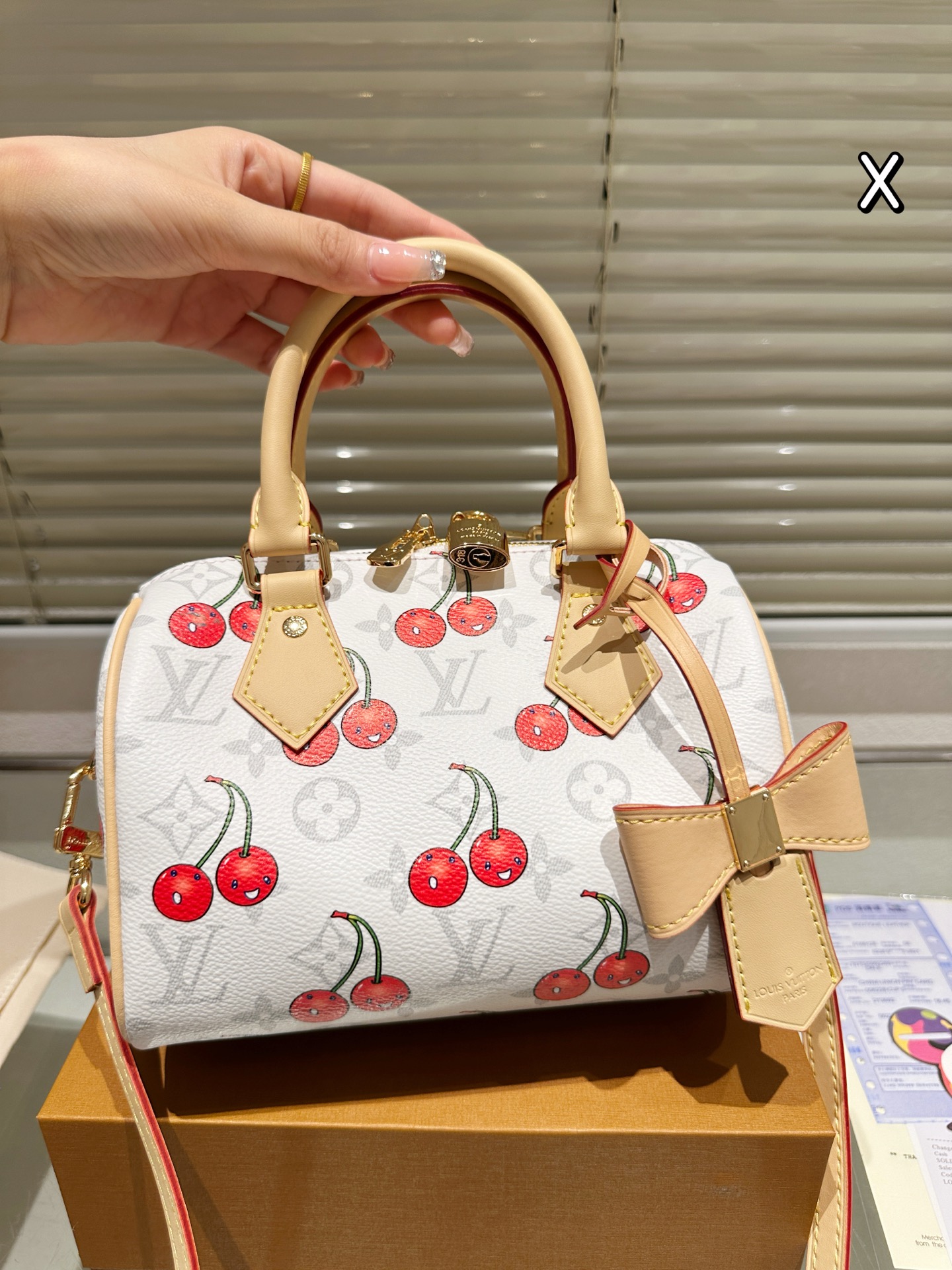 牛皮版本 P235
Lv 樱桃系列 LV Speedy枕头包 
 Lv speedy 20cm 枕头包 无论版型 内里和专柜毫无差别 真正原版复刻 内里可拆卸 火遍全球的爆款机场大包 机车女神包 明星同款 贵气而充满活力的品牌设计风格 我们专业从国外购买原版打造市场第一批顶端货源. 最顶级面料 一针一线专业师傅全新打造.细致而不粗糙.用完美搭配功力 衬托出你独特的个性尽显飞扬洒脱之感.品质战胜一切超棒 专柜尺寸20cm