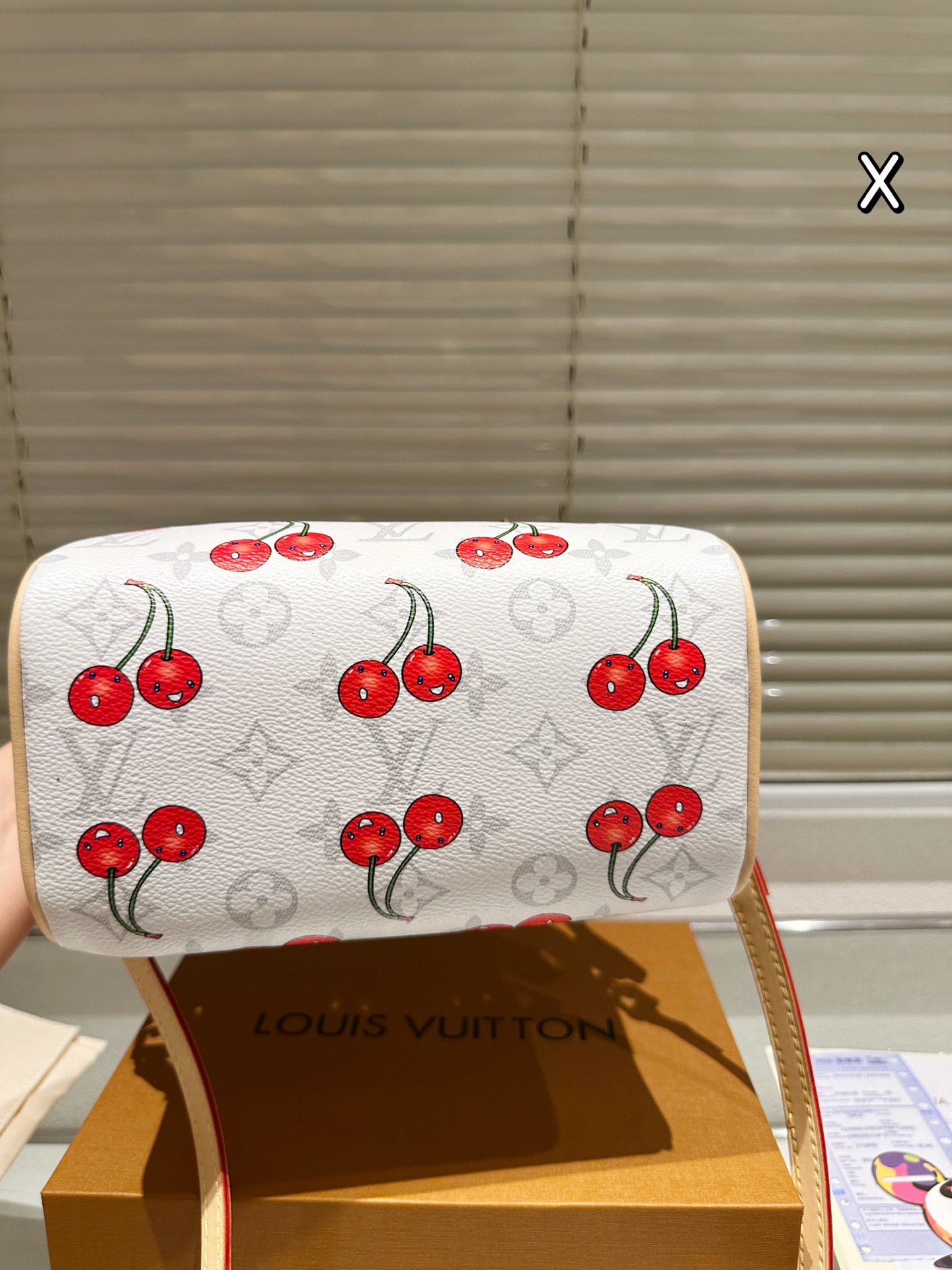 牛皮版本 P235
Lv 樱桃系列 LV Speedy枕头包 
 Lv speedy 20cm 枕头包 无论版型 内里和专柜毫无差别 真正原版复刻 内里可拆卸 火遍全球的爆款机场大包 机车女神包 明星同款 贵气而充满活力的品牌设计风格 我们专业从国外购买原版打造市场第一批顶端货源. 最顶级面料 一针一线专业师傅全新打造.细致而不粗糙.用完美搭配功力 衬托出你独特的个性尽显飞扬洒脱之感.品质战胜一切超棒 专柜尺寸20cm