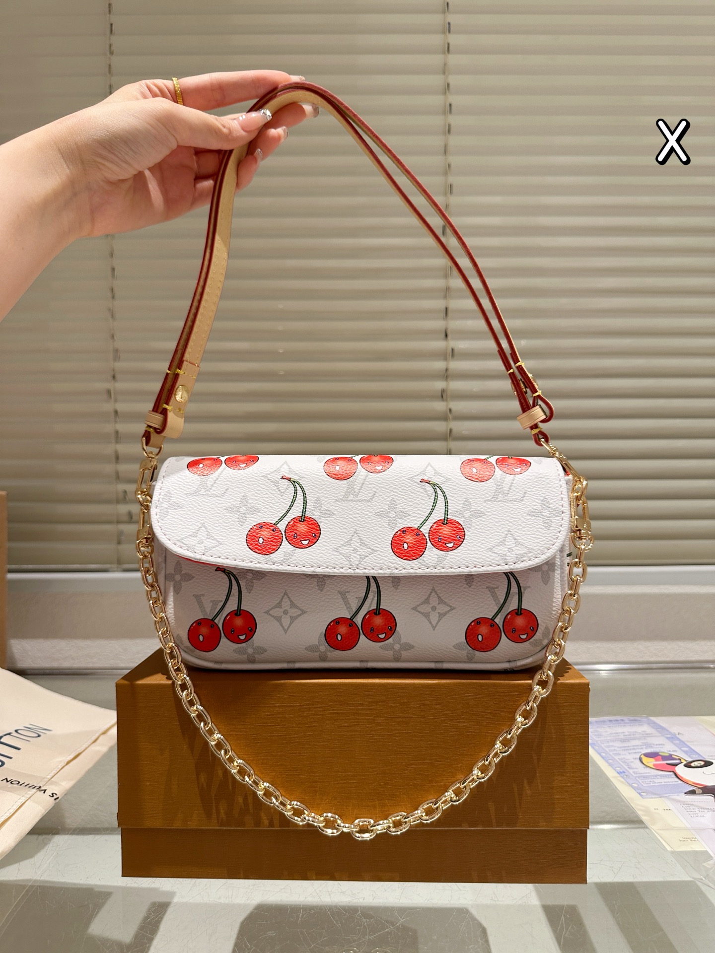 牛皮版本 P225
Lv 樱桃系列  2025新款 LV/路易威登 WALLET ON CHAIN IVY腋下包  ～～LV ivy链条包 也是这两年的大爆款 两根肩带 包里面有做分层就很实用
尺寸22 13cm
