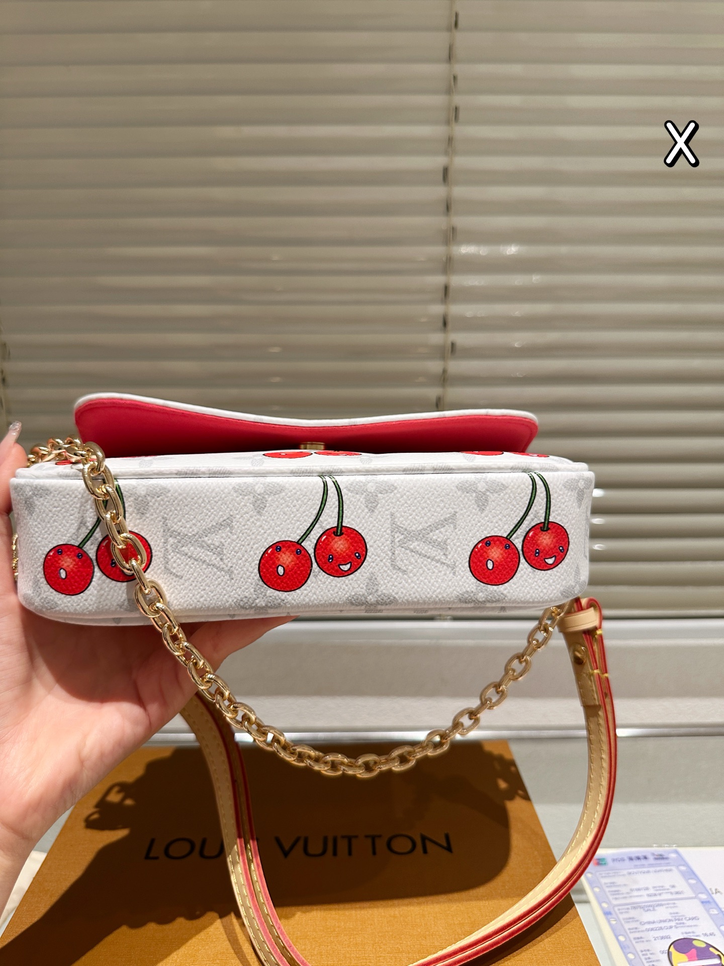 牛皮版本 P225
Lv 樱桃系列  2025新款 LV/路易威登 WALLET ON CHAIN IVY腋下包  ～～LV ivy链条包 也是这两年的大爆款 两根肩带 包里面有做分层就很实用
尺寸22 13cm