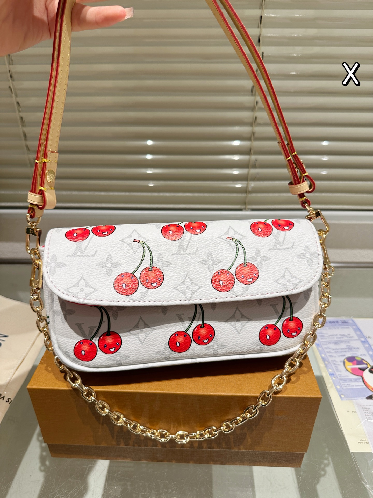 牛皮版本 P225
Lv 樱桃系列  2025新款 LV/路易威登 WALLET ON CHAIN IVY腋下包  ～～LV ivy链条包 也是这两年的大爆款 两根肩带 包里面有做分层就很实用
尺寸22 13cm