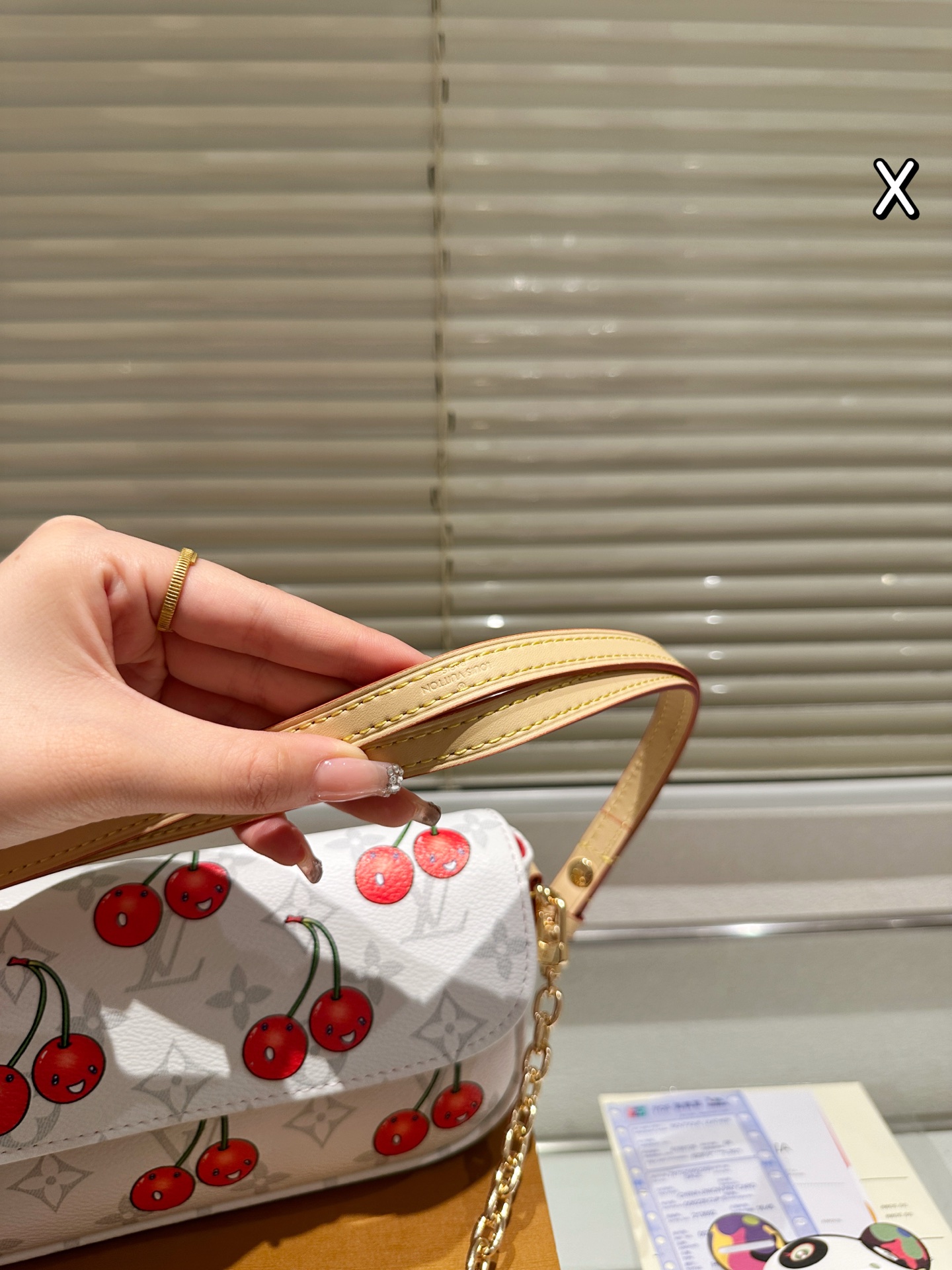 牛皮版本 P225
Lv 樱桃系列  2025新款 LV/路易威登 WALLET ON CHAIN IVY腋下包  ～～LV ivy链条包 也是这两年的大爆款 两根肩带 包里面有做分层就很实用
尺寸22 13cm