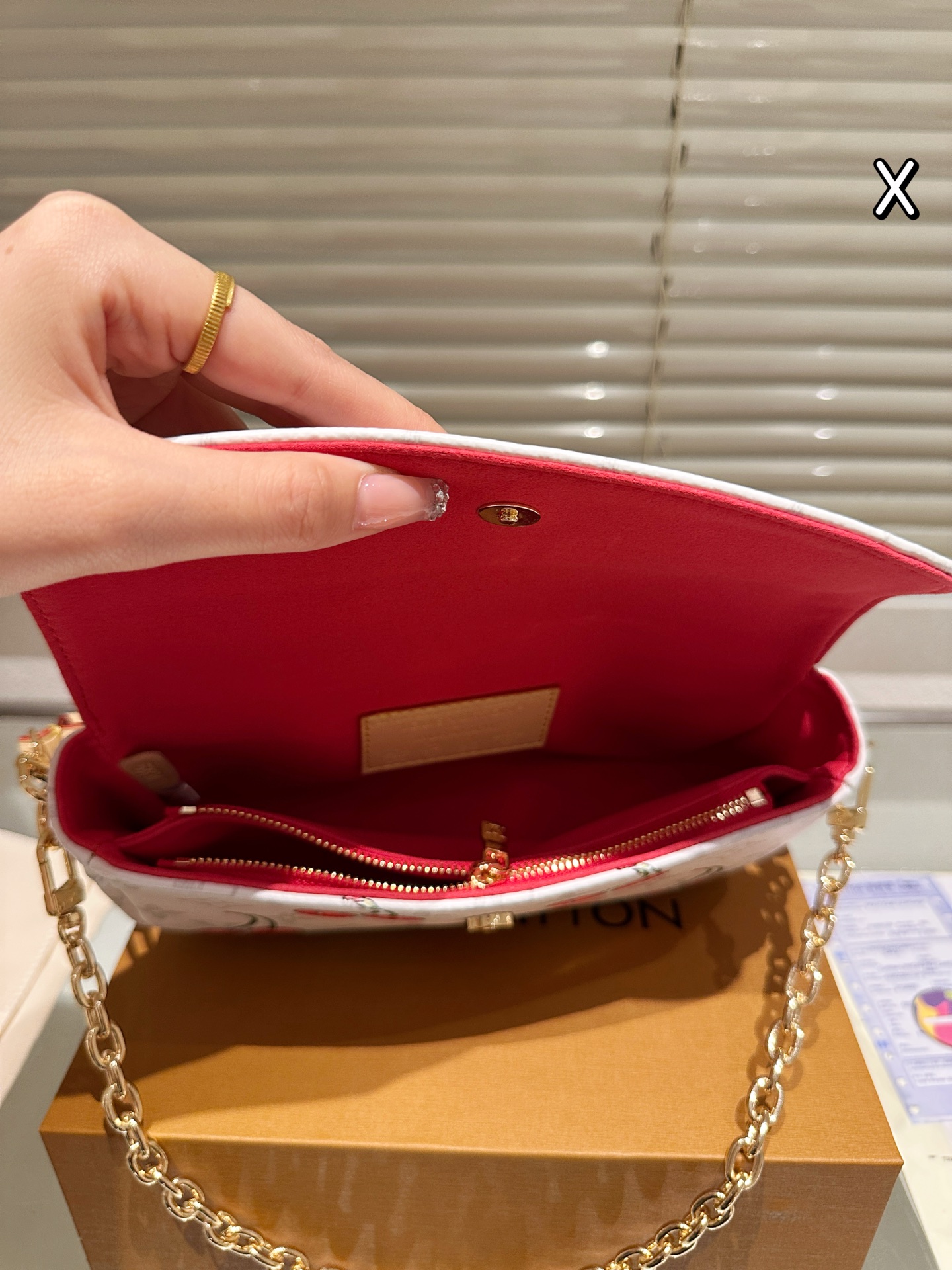 牛皮版本 P225
Lv 樱桃系列  2025新款 LV/路易威登 WALLET ON CHAIN IVY腋下包  ～～LV ivy链条包 也是这两年的大爆款 两根肩带 包里面有做分层就很实用
尺寸22 13cm