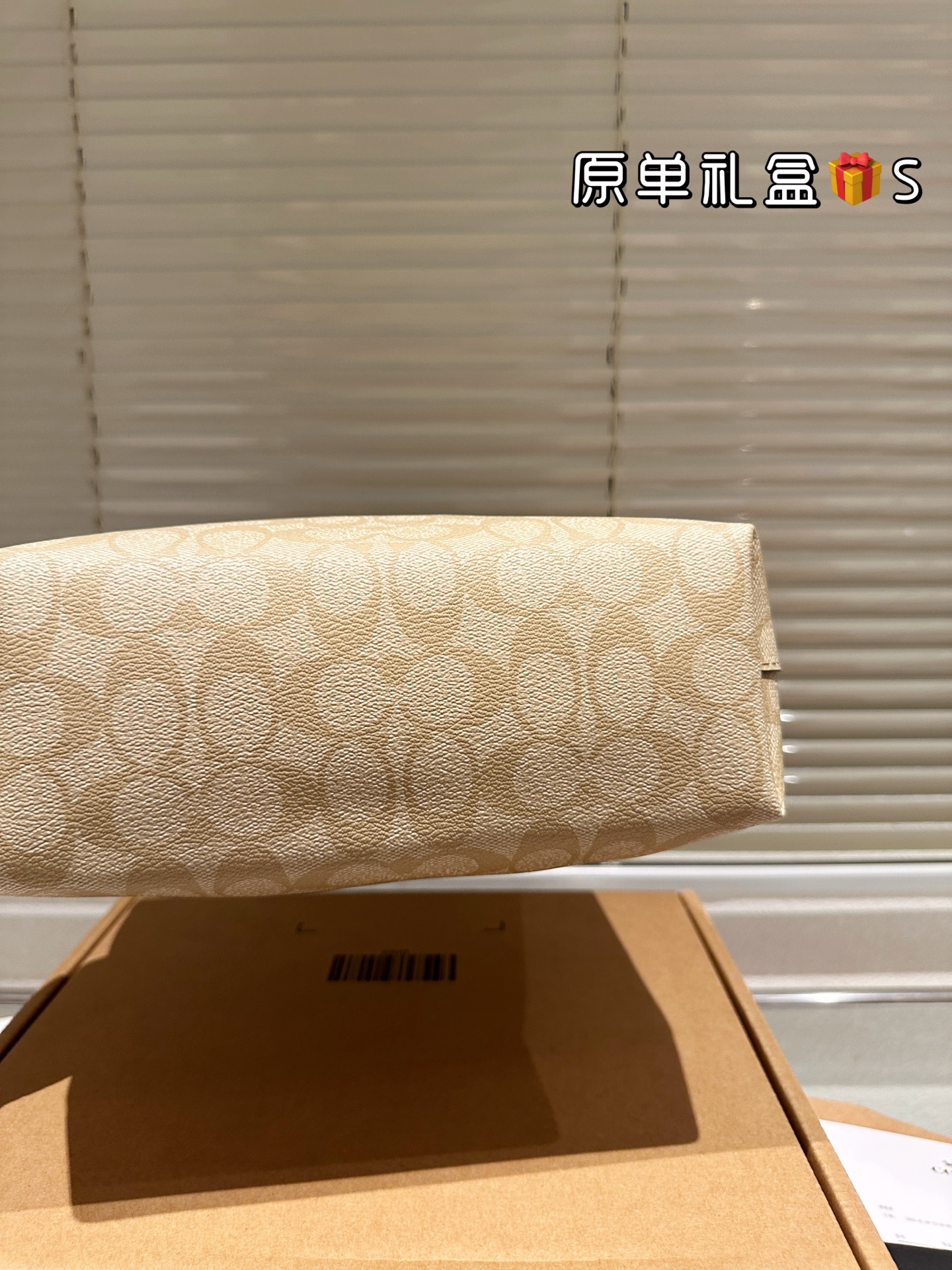 顶级原单 牛皮 P220
Coach 新品 Fiona Zip Tote 30
Coach 新品 Fiona 托特 30 来了
这个尺寸的包包，感觉大小也是很合适
有自带拉链设计，可手提腋下，十分方便
包包自带闪光效果，亮亮的，超出彩
尺寸 23 20cm