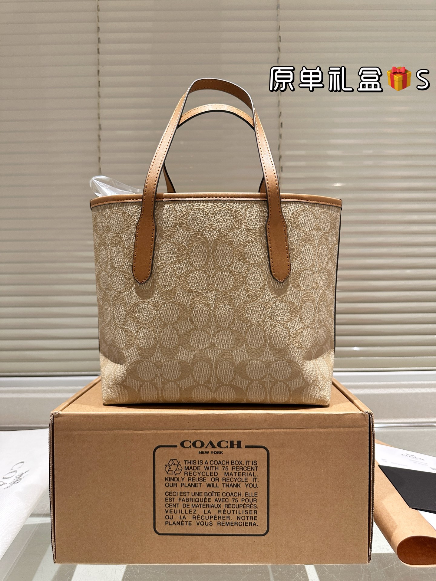顶级原单 牛皮 P220
Coach 新品 Fiona Zip Tote 30
Coach 新品 Fiona 托特 30 来了
这个尺寸的包包，感觉大小也是很合适
有自带拉链设计，可手提腋下，十分方便
包包自带闪光效果，亮亮的，超出彩
尺寸 23 20cm
