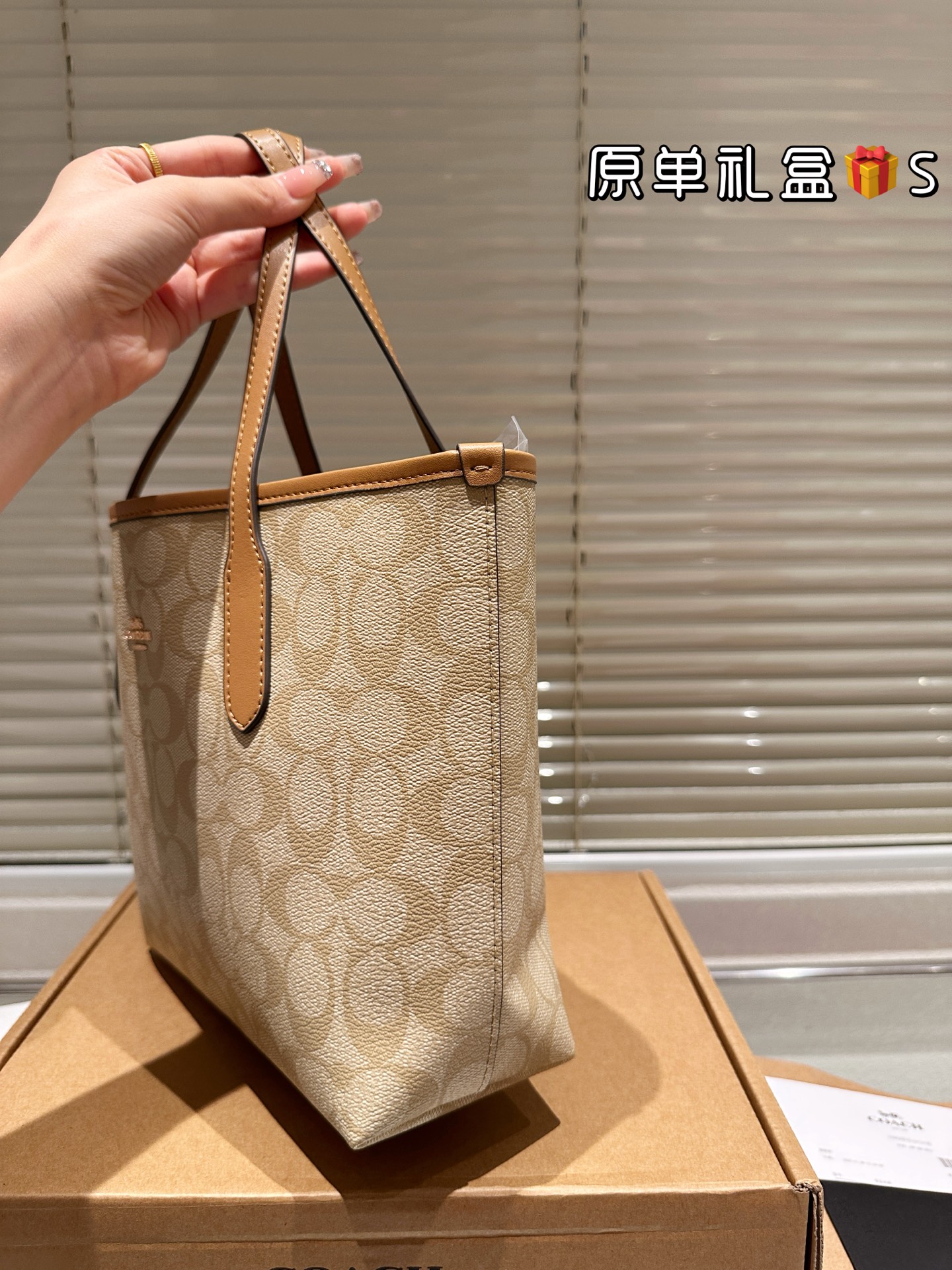 顶级原单 牛皮 P220
Coach 新品 Fiona Zip Tote 30
Coach 新品 Fiona 托特 30 来了
这个尺寸的包包，感觉大小也是很合适
有自带拉链设计，可手提腋下，十分方便
包包自带闪光效果，亮亮的，超出彩
尺寸 23 20cm