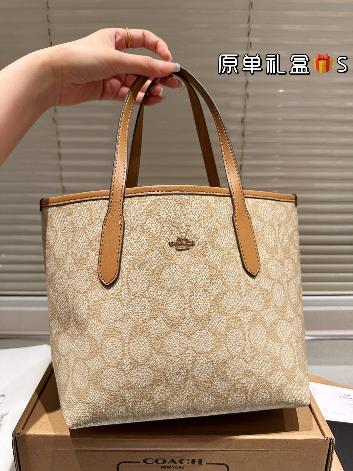 顶级原单 牛皮 P220
Coach 新品 Fiona Zip Tote 30
Coach 新品 Fiona 托特 30 来了
这个尺寸的包包，感觉大小也是很合适
有自带拉链设计，可手提腋下，十分方便
包包自带闪光效果，亮亮的，超出彩
尺寸 23 20cm