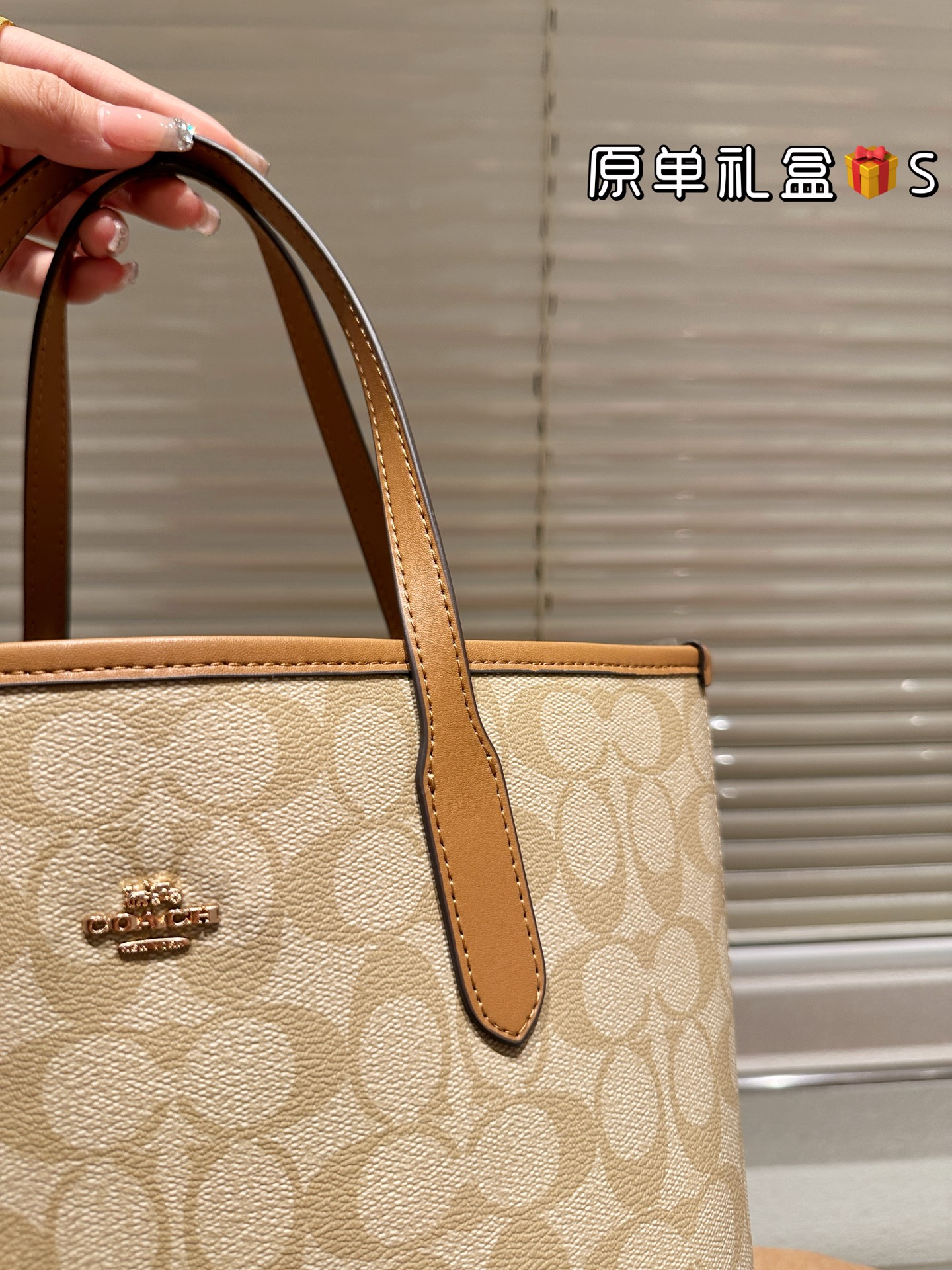 顶级原单 牛皮 P220
Coach 新品 Fiona Zip Tote 30
Coach 新品 Fiona 托特 30 来了
这个尺寸的包包，感觉大小也是很合适
有自带拉链设计，可手提腋下，十分方便
包包自带闪光效果，亮亮的，超出彩
尺寸 23 20cm