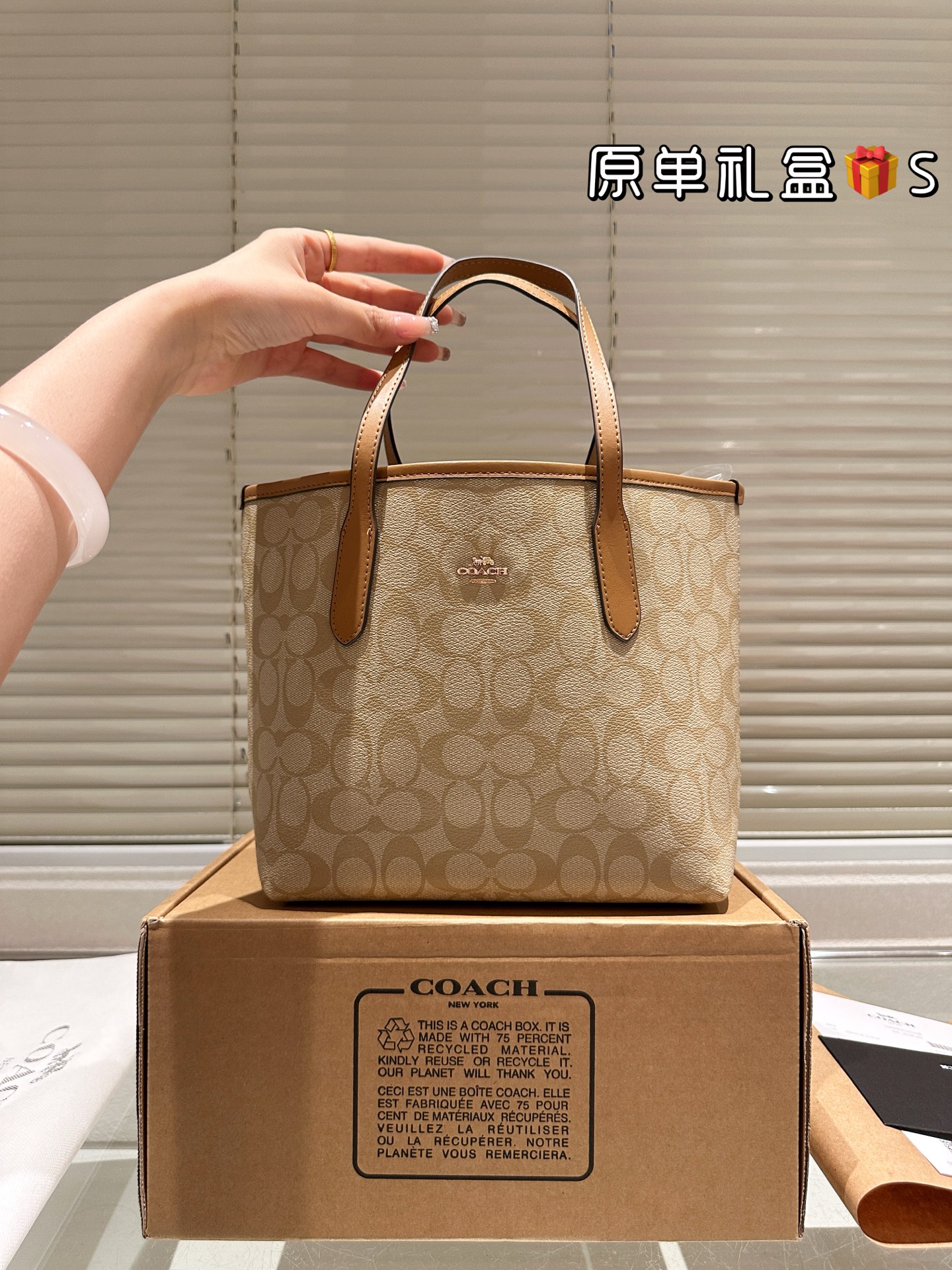 顶级原单 牛皮 P220
Coach 新品 Fiona Zip Tote 30
Coach 新品 Fiona 托特 30 来了
这个尺寸的包包，感觉大小也是很合适
有自带拉链设计，可手提腋下，十分方便
包包自带闪光效果，亮亮的，超出彩
尺寸 23 20cm