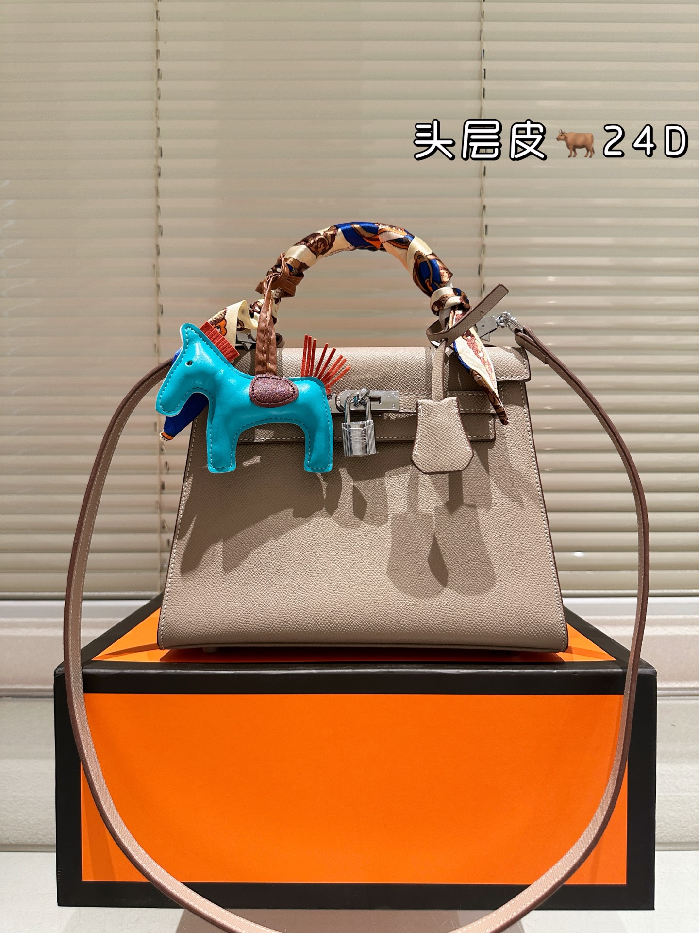 Elegante Bolso Kelly de Hermès en Cuero Swift Premium, 24 cm