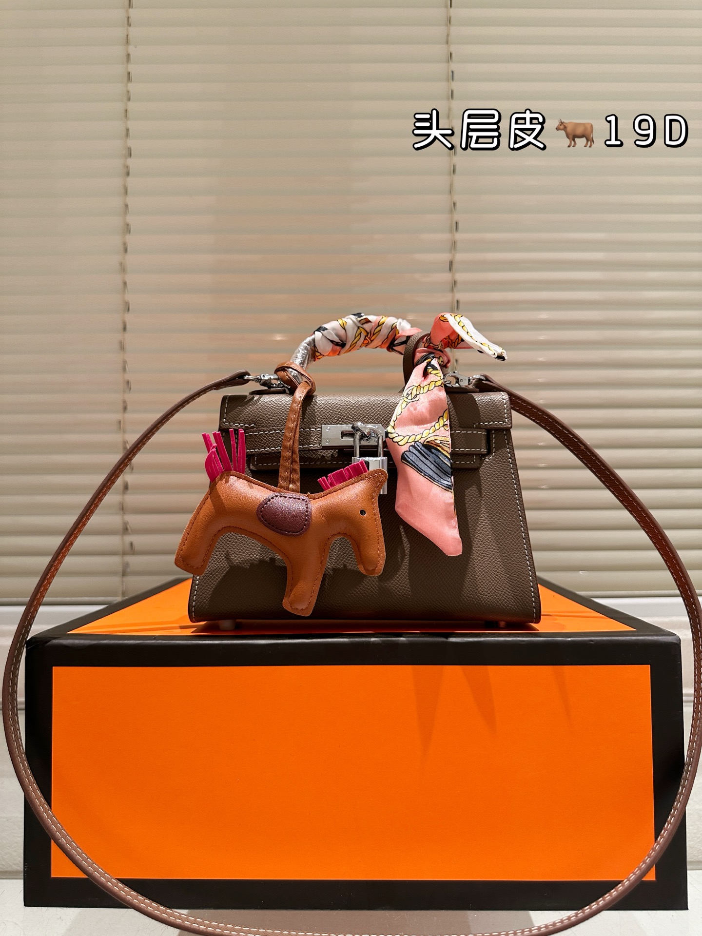Hermes Kelly Swift 19cm Top Handle Bag with Leather and Gold Hardware