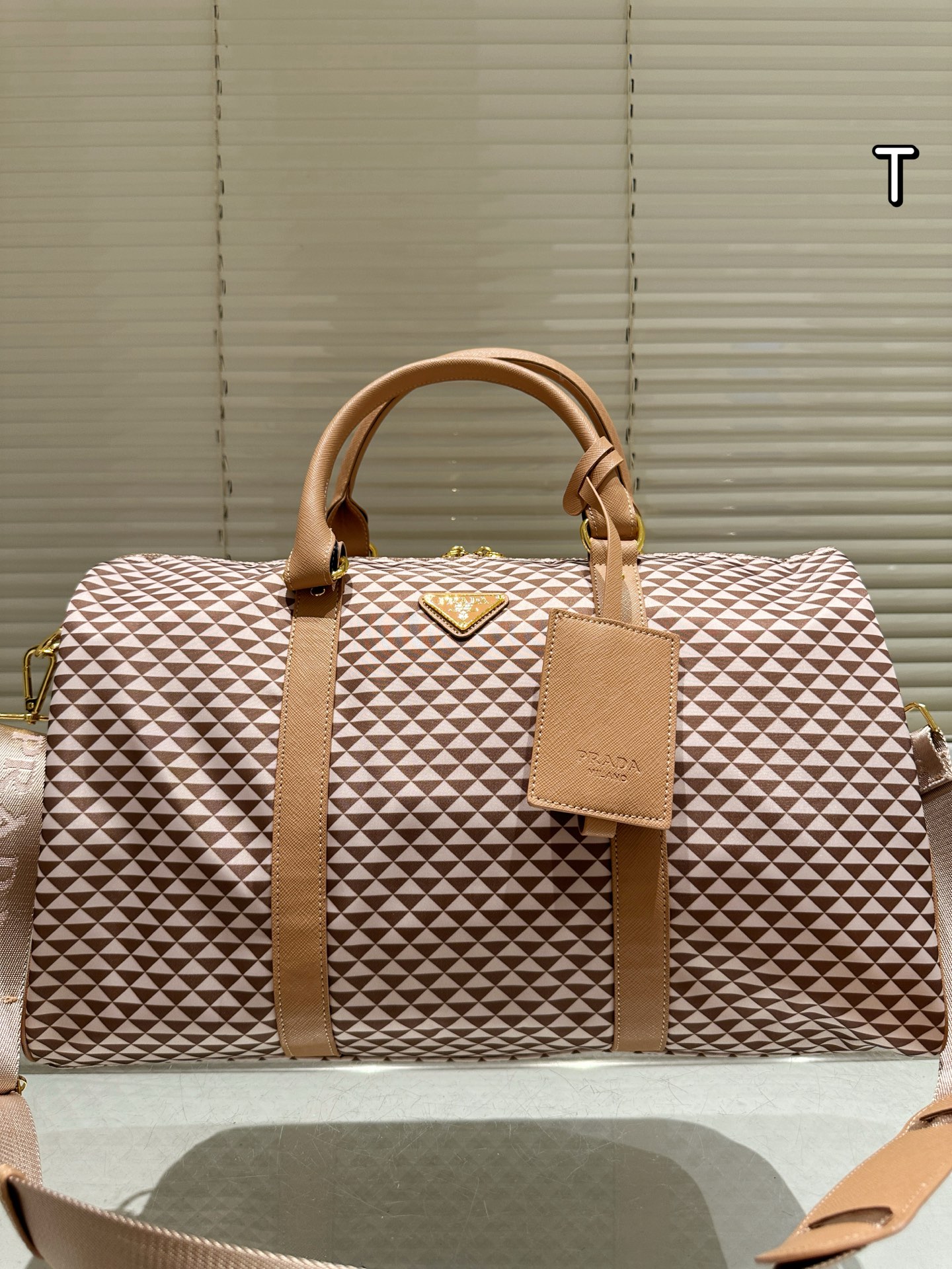 Elegante Bolso de Viaje Prada de Nailon con Diseño Geométrico y Detalles de Cuero