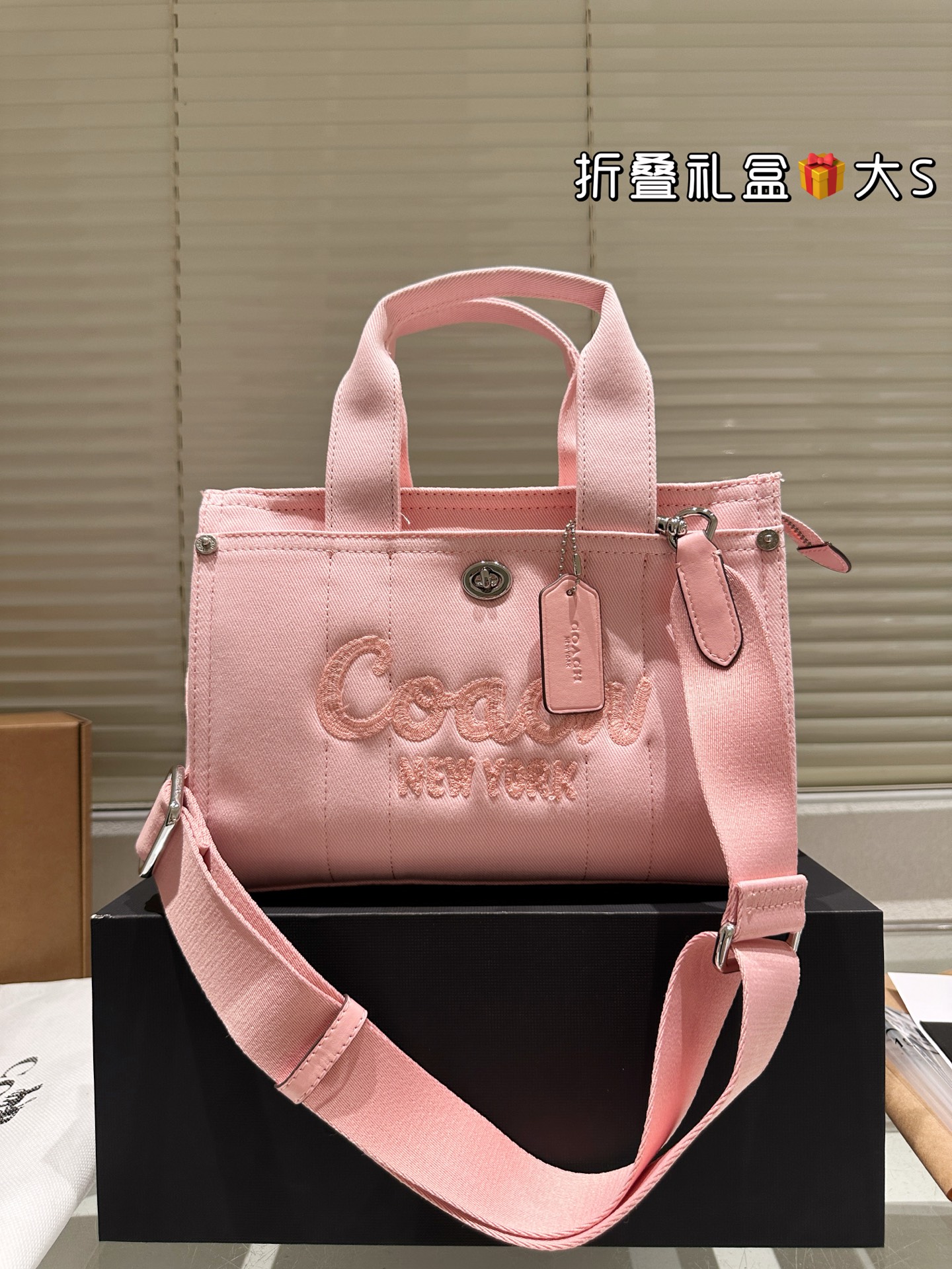 Edición réplica, tela original, COACH | Cargo tote, bolso tote de mezclilla. La serie de mezclilla tan esperada por fin…