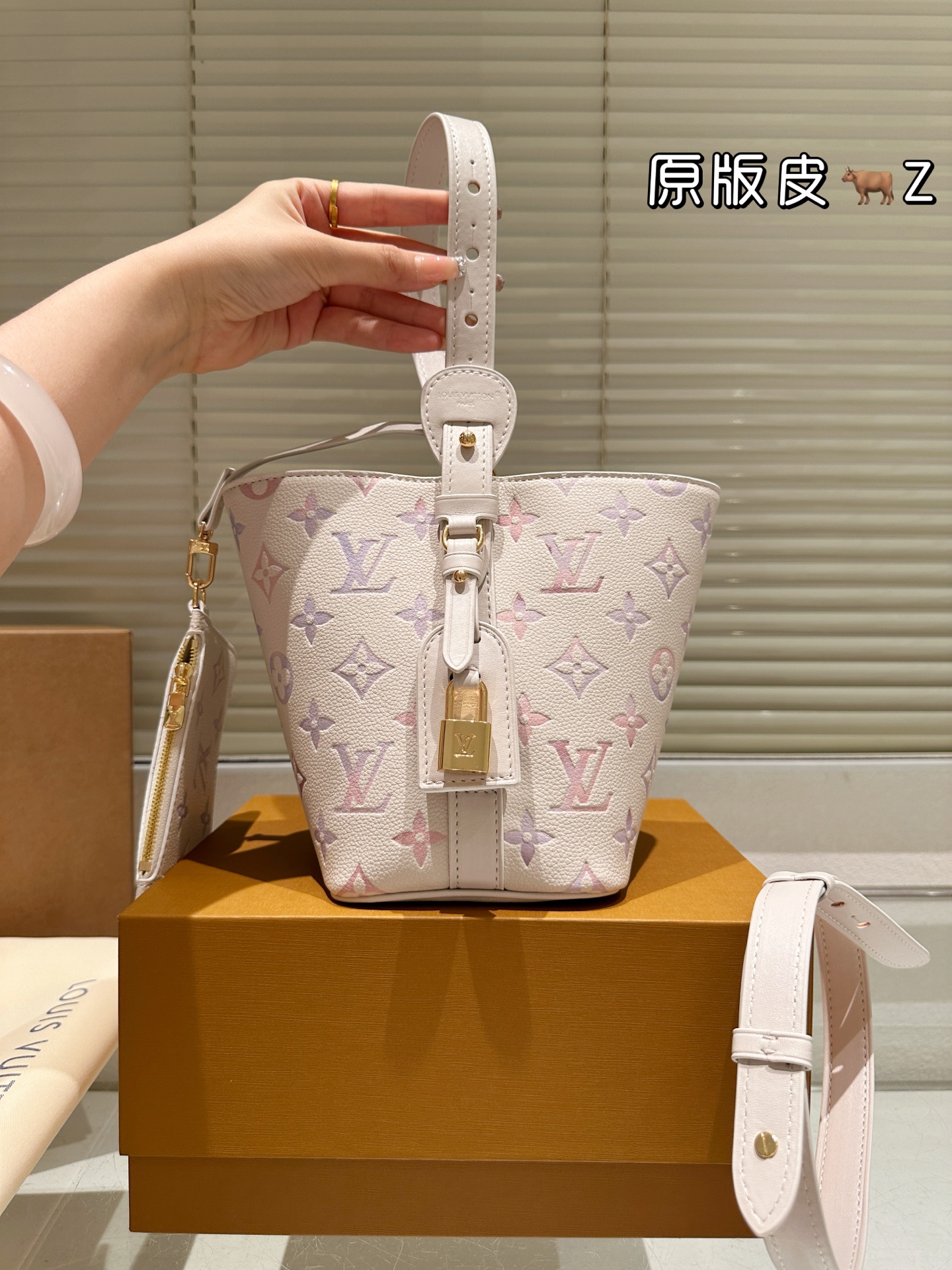 牛皮版本 💰280 LV限定All in bb新色来喽，粉紫色系上新 LV All InBB手袋为Monogram牛皮搭配亮泽金属件，以标志性挂锁和名牌彰显经典格调。可调节肩带延续品牌制箱传承，皮革肩带增添斜挎和肩背选择。可折叠设计实现廓形的自如收放，充裕空间成就日常佳选 尺寸：19×18×12厘米