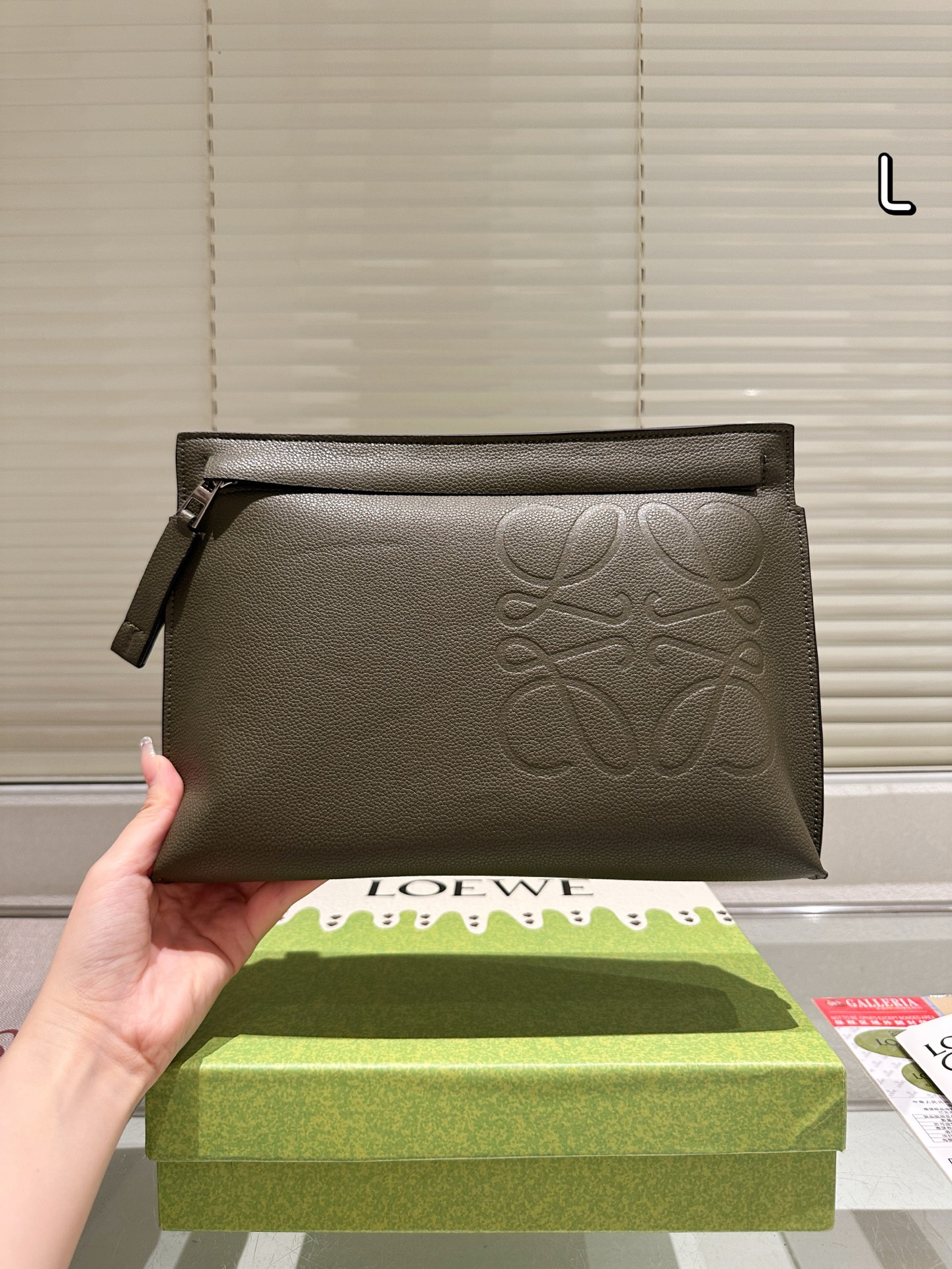 Loewe Clutch: Elegant 520 Limited Edition Handbag - Perfect Gift