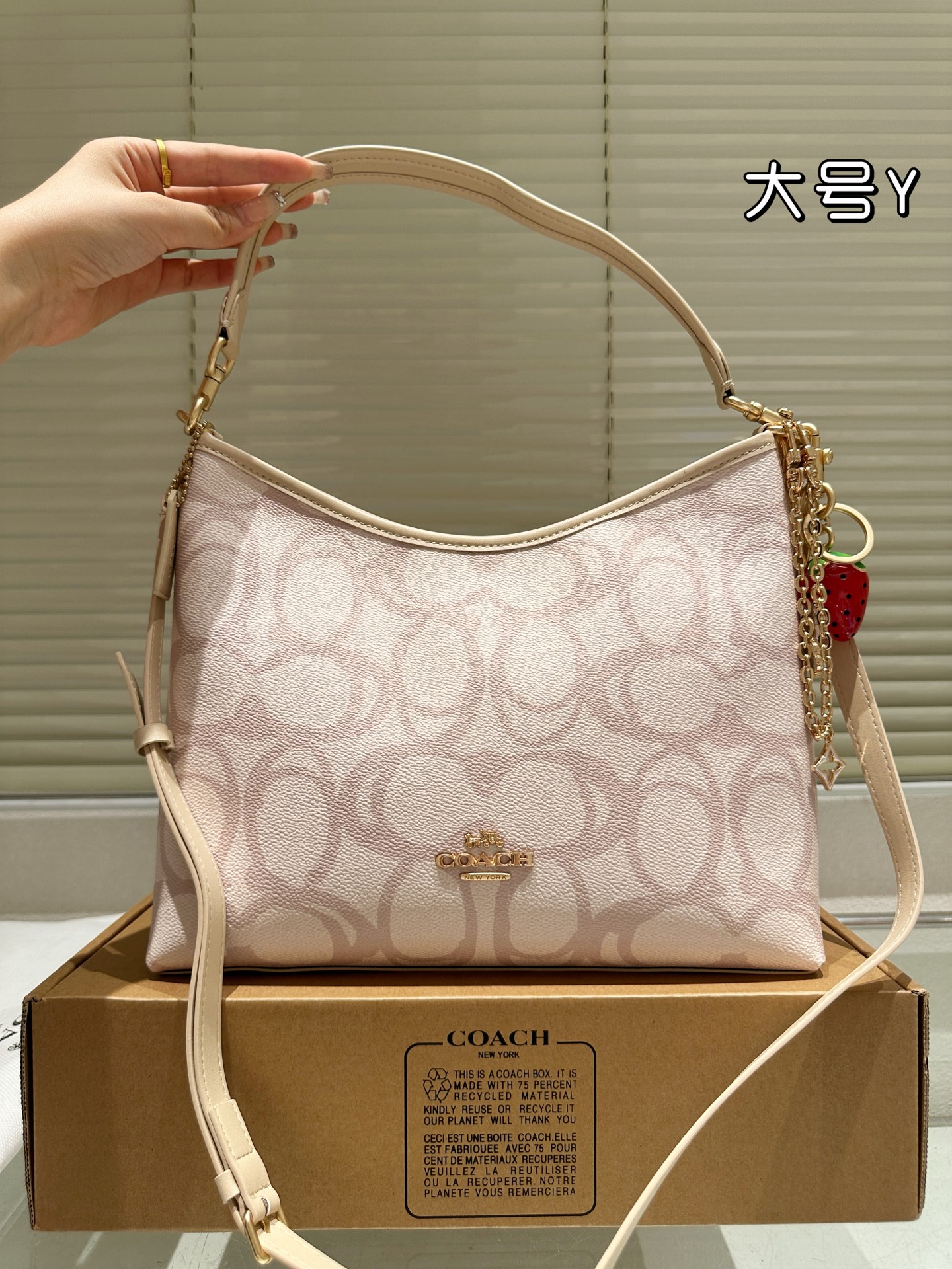 Versión en cuero con colgante. ¡Nuevo producto COACH! Laurel bolso vagabundo. El clásico bolso luna de Coach,…