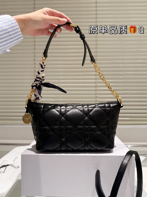 Elegant Quilted Leather Handbag with Chain and Star Charm - 21x15cm 1 Elegant Quilted Leather Handbag with Chain and Star Charm - 21x15cm