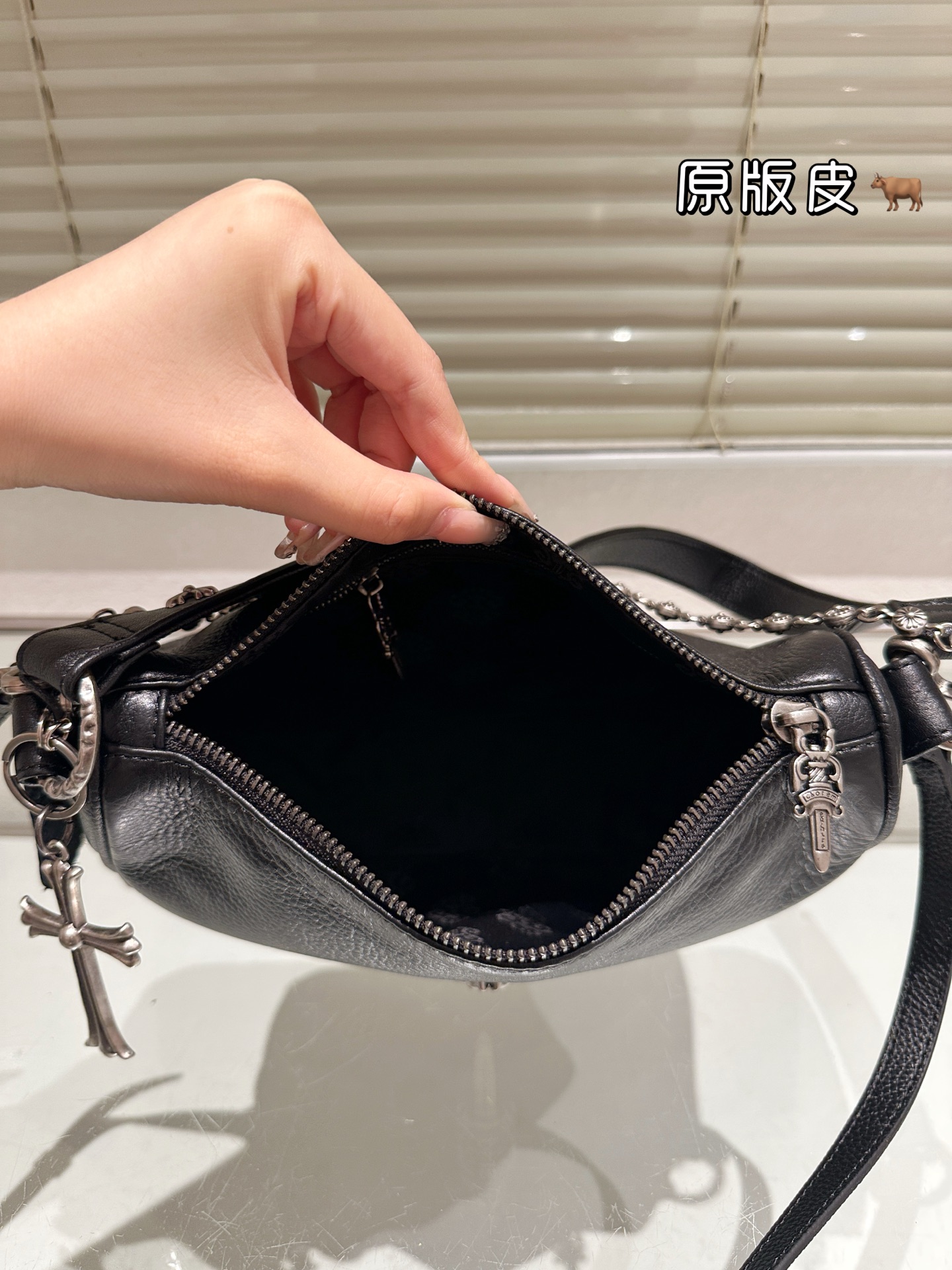 “Chrome Hearts Top-Class Leather Handbag with Premium Hardware and Detailing” - 图片 9