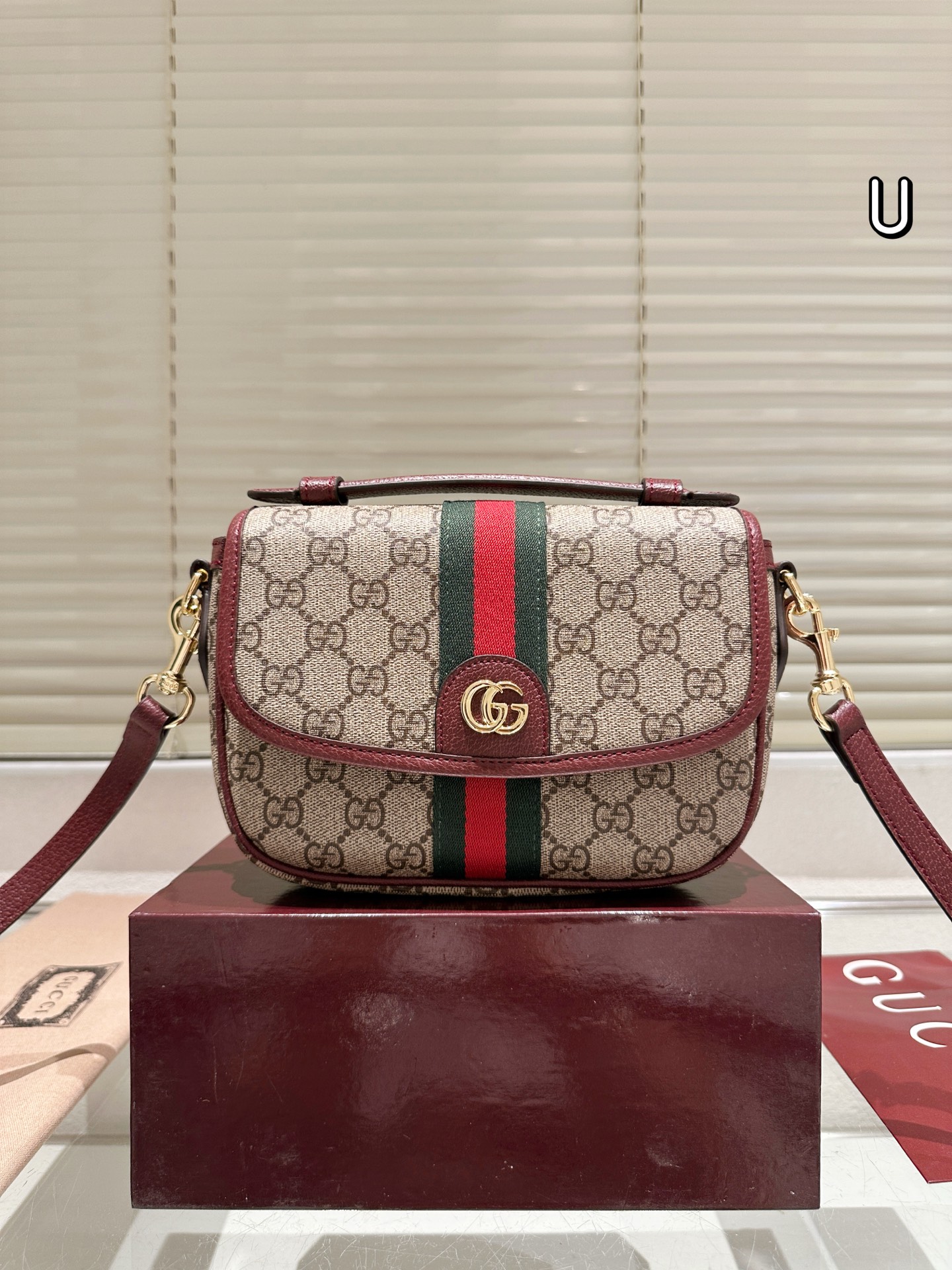 P240配折叠盒
古奇 gucci 斜挎包/手提包
这款新款GG ophidia系列,经典耐看、大小刚好(实用也很轻巧。背带可以卸下也有一条腕带可以扣上当手包。也容易搭配各式穿搭!
尺寸:20.14