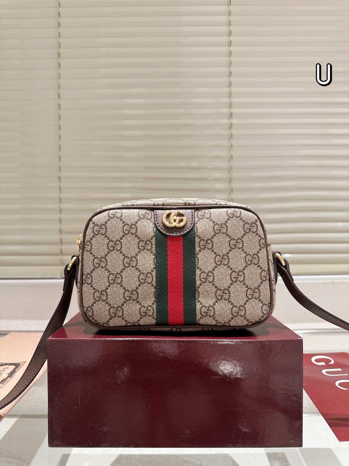 P205配折叠盒
古奇 gucci 斜挎包/相机包
这款新款GG ophidia系列,经典耐看、大小刚好(实用也很轻巧。背带可以卸下也有一条腕带可以扣上当手包。也容易搭配各式穿搭!
尺寸:19.12