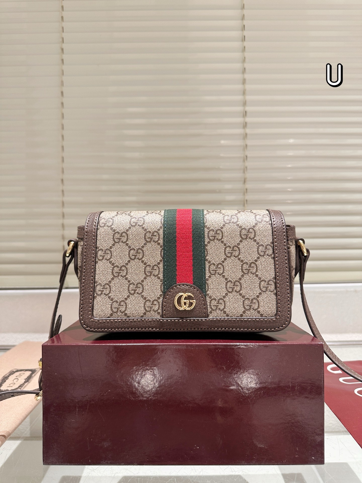 P235配折叠盒
古奇 gucci 斜挎包/相机包
这款新款GG ophidia系列,经典耐看、大小刚好(实用也很轻巧。背带可以卸下也有一条腕带可以扣上当手包。也容易搭配各式穿搭!
尺寸:19.11