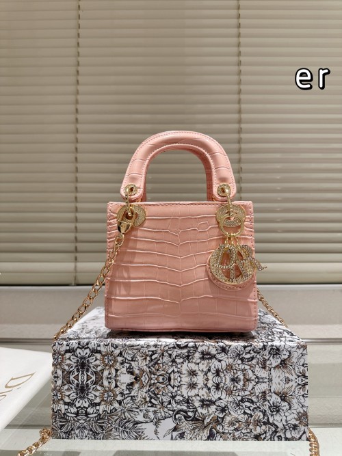 Elegant Dior Lady Bag: Crocodile Leather, Detachable Chain, 17cm - Perfect Style 1 Elegant Dior Lady Bag: Crocodile Leather, Detachable Chain, 17cm - Perfect Style