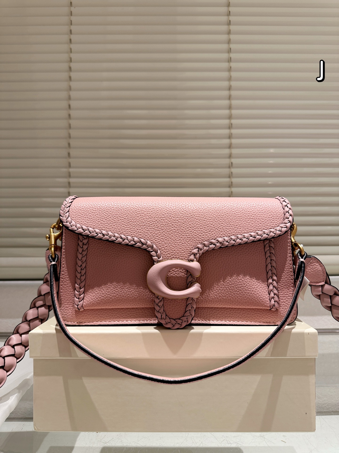 P235

size：26.15cm 配盒子🎁
百搭神器—tabby
coach 酒神tabby
奶白色 超级好看！
五金处coach的刻字 
满满的小细节…
配置双肩带  牛皮品质！