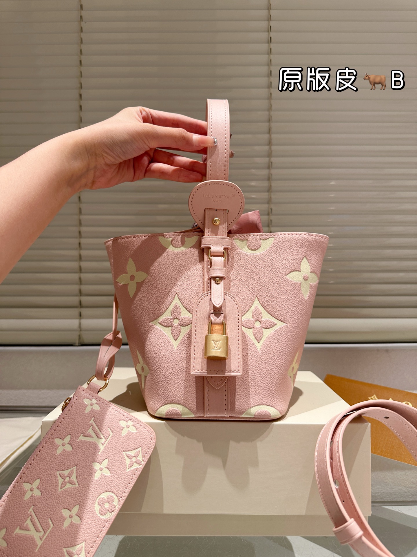 牛皮版本 配丝巾 P280 LV All InBB手袋为Monogram牛皮搭配亮泽金属件，以标志性挂锁和名牌彰显经典格调。可调节肩带延续品牌制箱传承，皮革肩带增添斜挎和肩背选择。可折叠设计实现廓形的自如收放，充裕空间成就日常佳选 尺寸：19×18×12厘米