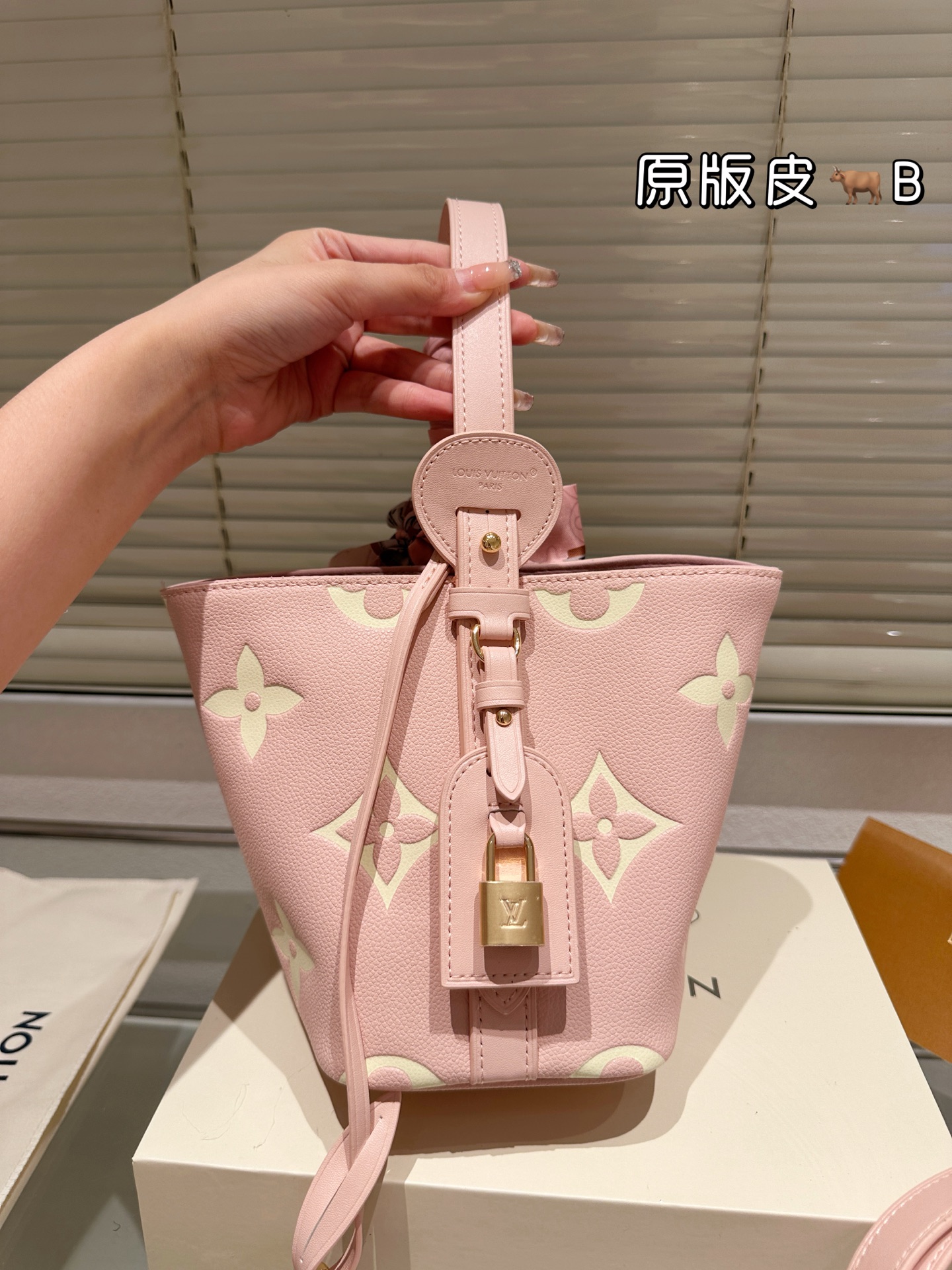 牛皮版本 配丝巾 P280 LV All InBB手袋为Monogram牛皮搭配亮泽金属件，以标志性挂锁和名牌彰显经典格调。可调节肩带延续品牌制箱传承，皮革肩带增添斜挎和肩背选择。可折叠设计实现廓形的自如收放，充裕空间成就日常佳选 尺寸：19×18×12厘米