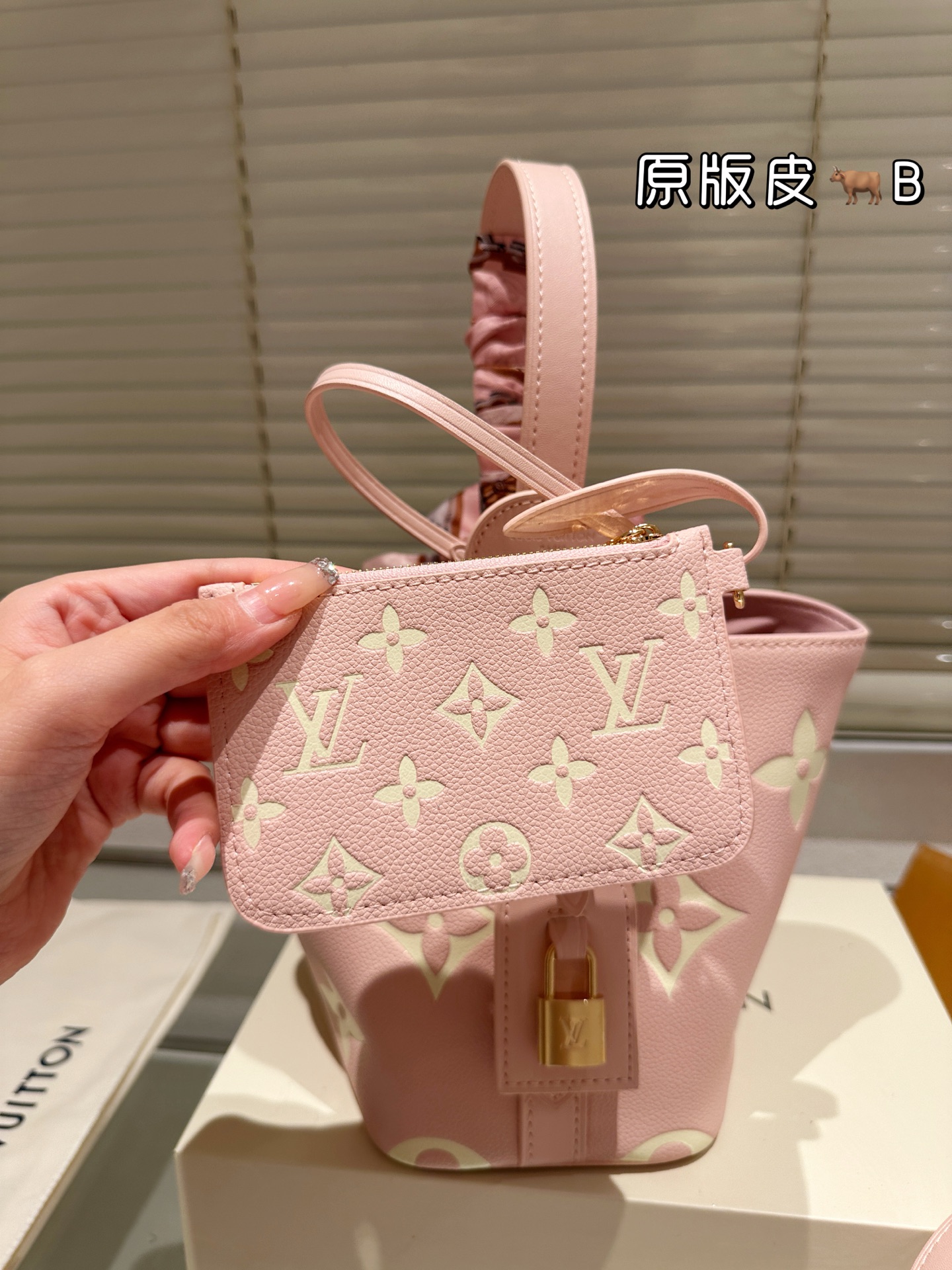 牛皮版本 配丝巾 P280 LV All InBB手袋为Monogram牛皮搭配亮泽金属件，以标志性挂锁和名牌彰显经典格调。可调节肩带延续品牌制箱传承，皮革肩带增添斜挎和肩背选择。可折叠设计实现廓形的自如收放，充裕空间成就日常佳选 尺寸：19×18×12厘米