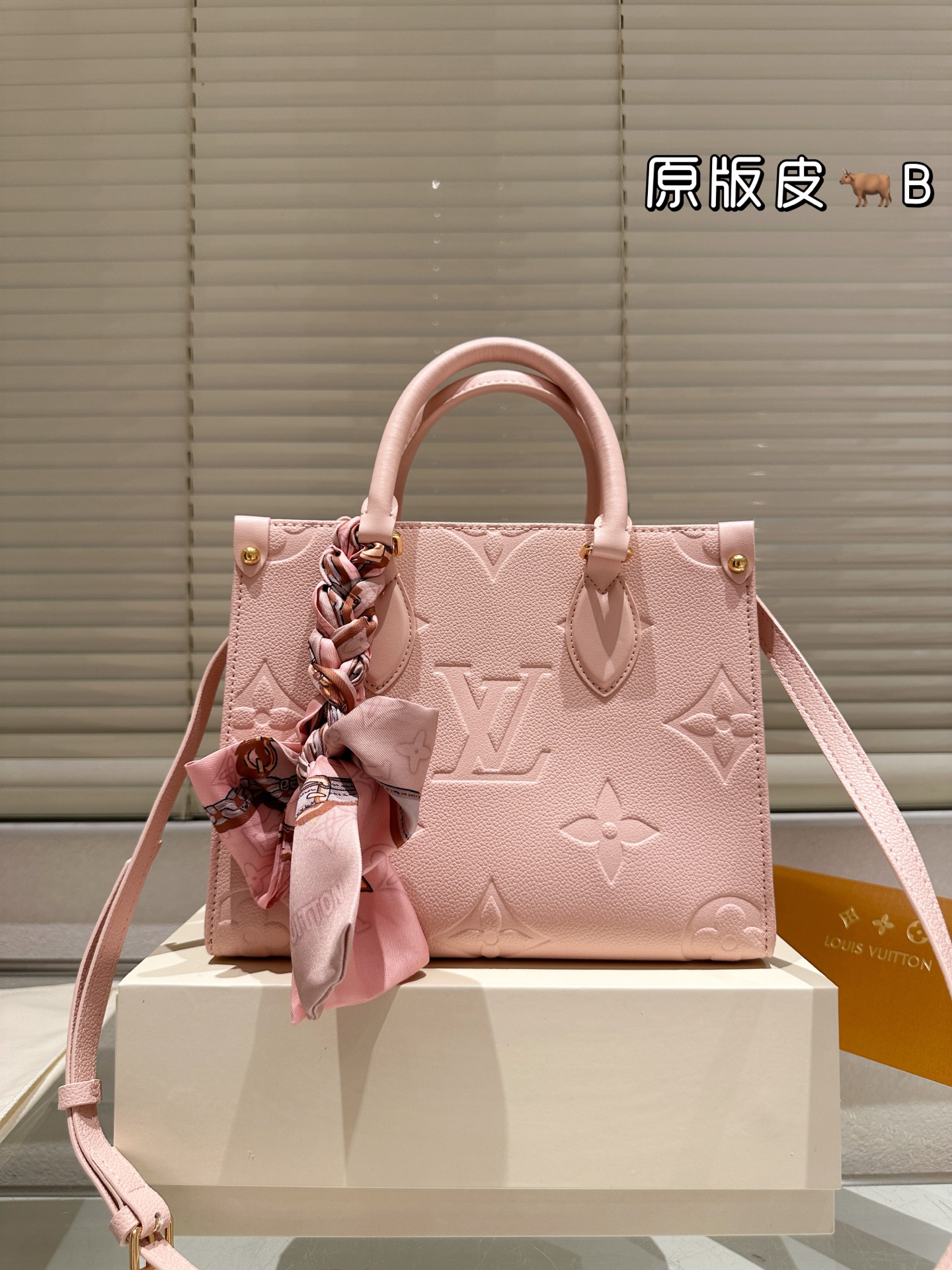 原单版本 配丝巾 P270
专柜对版礼盒包装✔️
LV onthego 新款丛林包
ONTHEGO绝对是通勤工具包必备单品之一轻盈容量大百搭最最关键不娇气小号的尺寸刚刚好也不像老花的容易撞款 尺寸小号25cm 全套礼盒包装