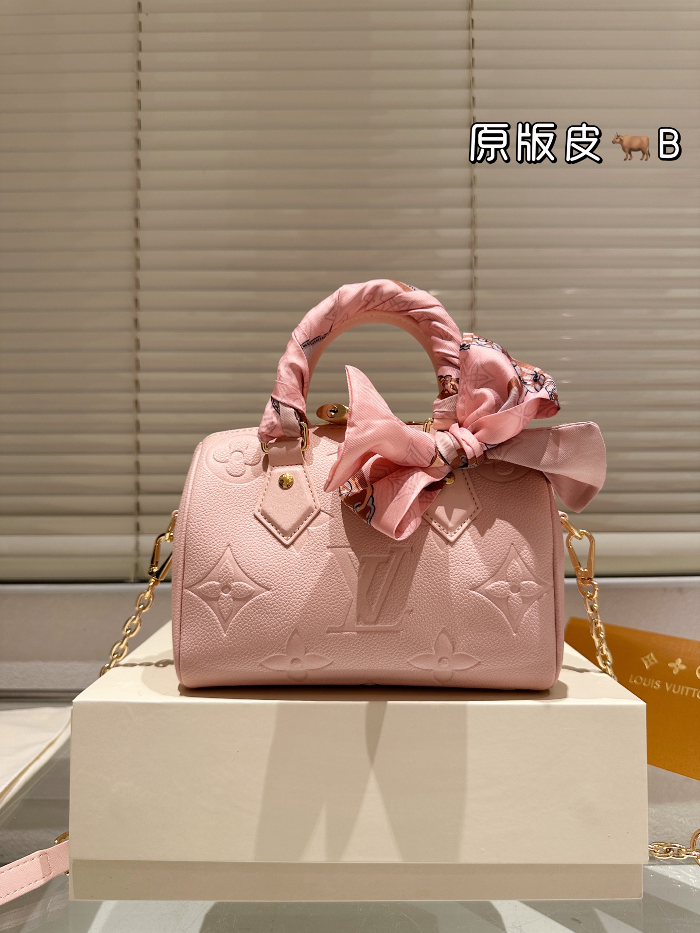 牛皮版本 配丝巾 P260
Lv speedy 枕头包 版型 内里和专柜毫无差别 真正原版复刻 内里可拆卸 火遍全球的爆款机场大包 机车女神包 明星同款 贵气而充满活力的品牌设计风格 我们专业从国外购买原版打造市场第一批顶端货源. 最顶级面料 一针一线专业师傅全新打造.细致而不粗糙.用完美搭配功力 衬托出你独特的个性尽显飞扬洒脱之感.品质战胜一切超棒 专柜尺寸20 15cm