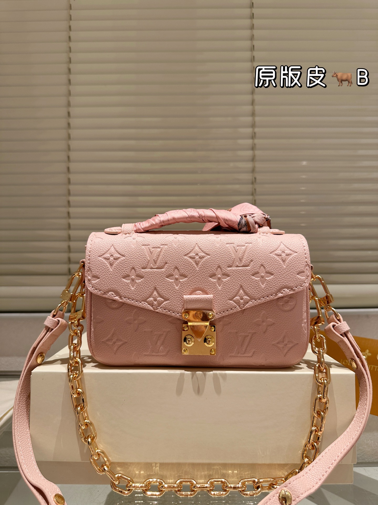 牛皮 全钢五金 配丝巾 P310
Lv Pochette Metis East west Mini 新款邮差包
LV邮差包老花手提单肩斜挎包,优雅低调的外形设计和宽敞的包身更加入了实用性,LV闪亮的纯钢金色五金配件- 可调节肩带,配有树糕皮的肩垫,拉链闭合 超细纤维内衬 尺寸 21 14cm 配折叠礼盒🎁 牛皮
