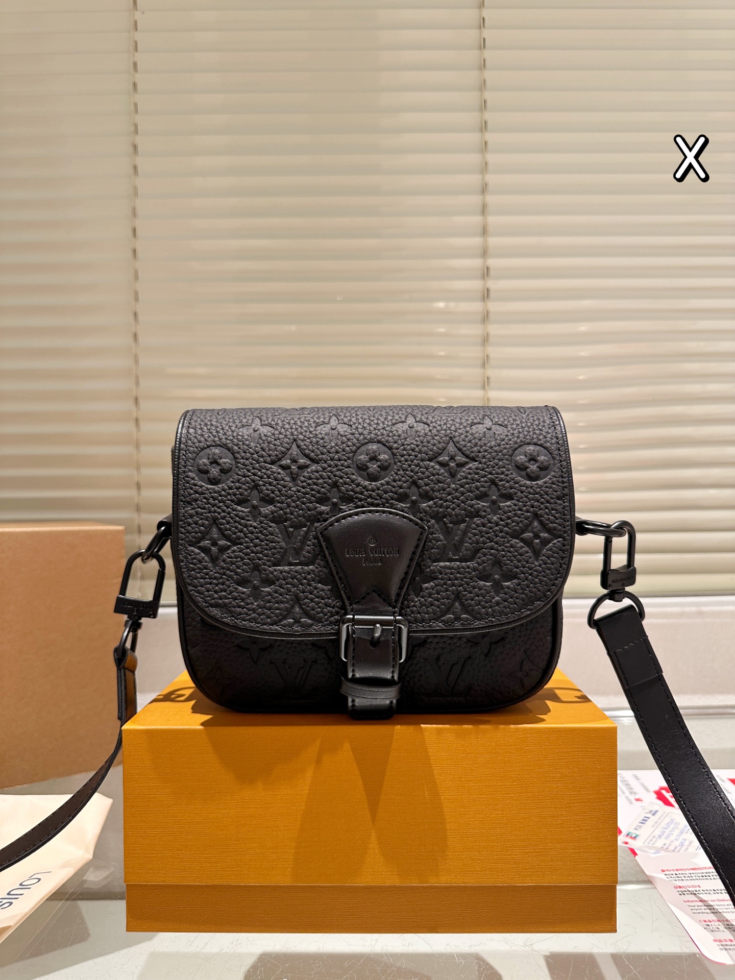 P190 礼盒🎁
男包分享lv 单肩包
目路易威登LouisVuitton比起非常火。的双扣邮差包这一款lv男士单肩包可以说非常低调了國
尺寸: District PM
老花的,这款呢低调稳重,日常休闲也搭得来也可斜 19.16cm