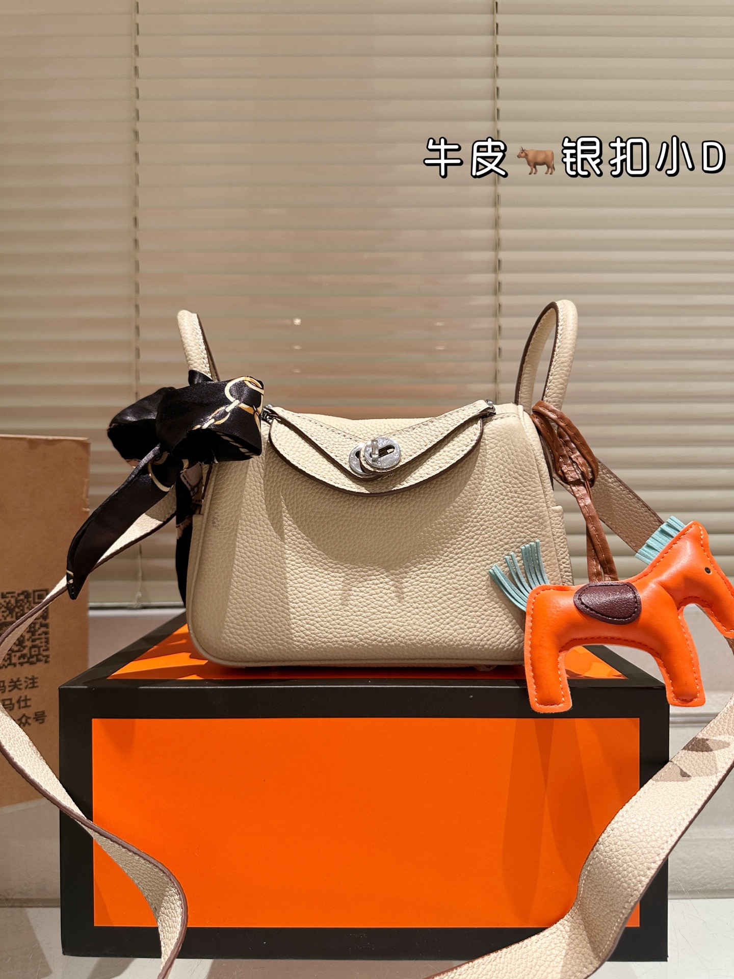 Hermes Lindy Bag 19cm in Imported Top Layer Leather with Silver Hardware