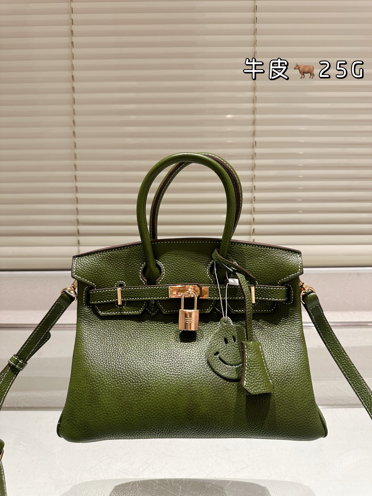 顶级原单 纯牛皮 P325 P305 独家经典火爆出货 纯皮 里外纯皮!集万千宠爱与一身 爱马仕·birkin铂金包 专柜万年不下架 原厂激光五金 各路时尚主播/网红/明星不离手 气质女神爱不释手必备法宝 各种百搭 处处体现时尚品味 畅销多年 新版本新工艺 选材结实有型且皮质超软 里外全皮 油边/走线/五金媲美专柜 注目精湛工艺 感受工匠神韵 品质如图 市场最高版本 随意出入专柜无压力 女神包抓紧购 阳光下颜色偏浅 室内光线暗会深一些 这是常识哦 尺寸:30/25