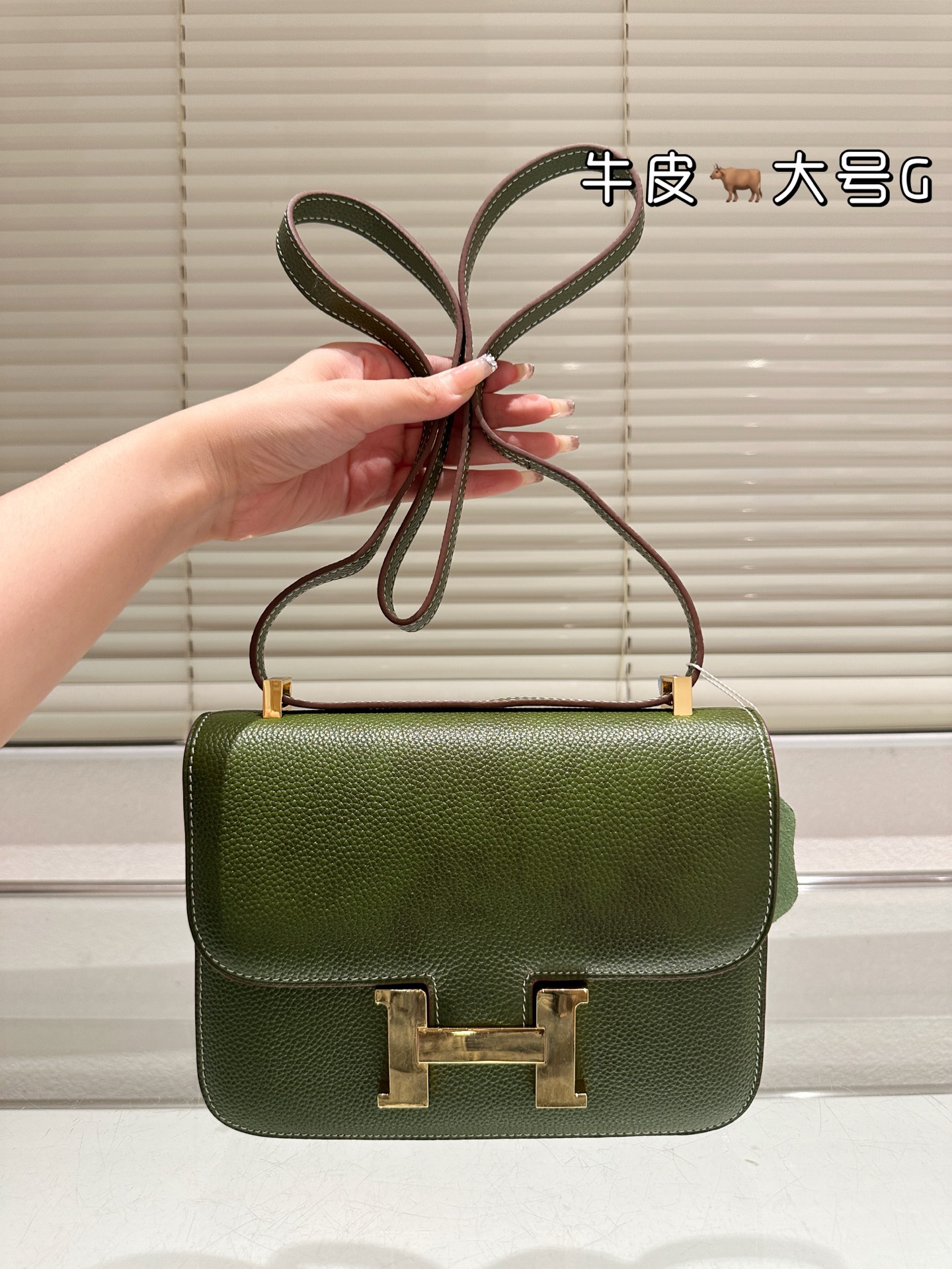 头层牛皮 P305 P295
Hermes 稀有皮康康空姐包‼
24k金H扣康康包,激光五金,顶级做工和皮质,整只包包的细节精致完美,包型的弧度圆润刚刚好。出去吃饭逛街约会随便一拿就很精致时髦!细节无可挑剔。尺寸 23cm 19cm