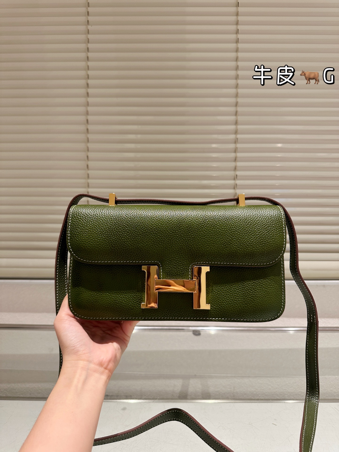 头层牛皮 P315
Hermes 稀有皮康康空姐包‼
24k金H扣康康包,激光五金,顶级做工和皮质,整只包包的细节精致完美,包型的弧度圆润刚刚好。出去吃饭逛街约会随便一拿就很精致时髦!细节无可挑剔。尺寸 26cm