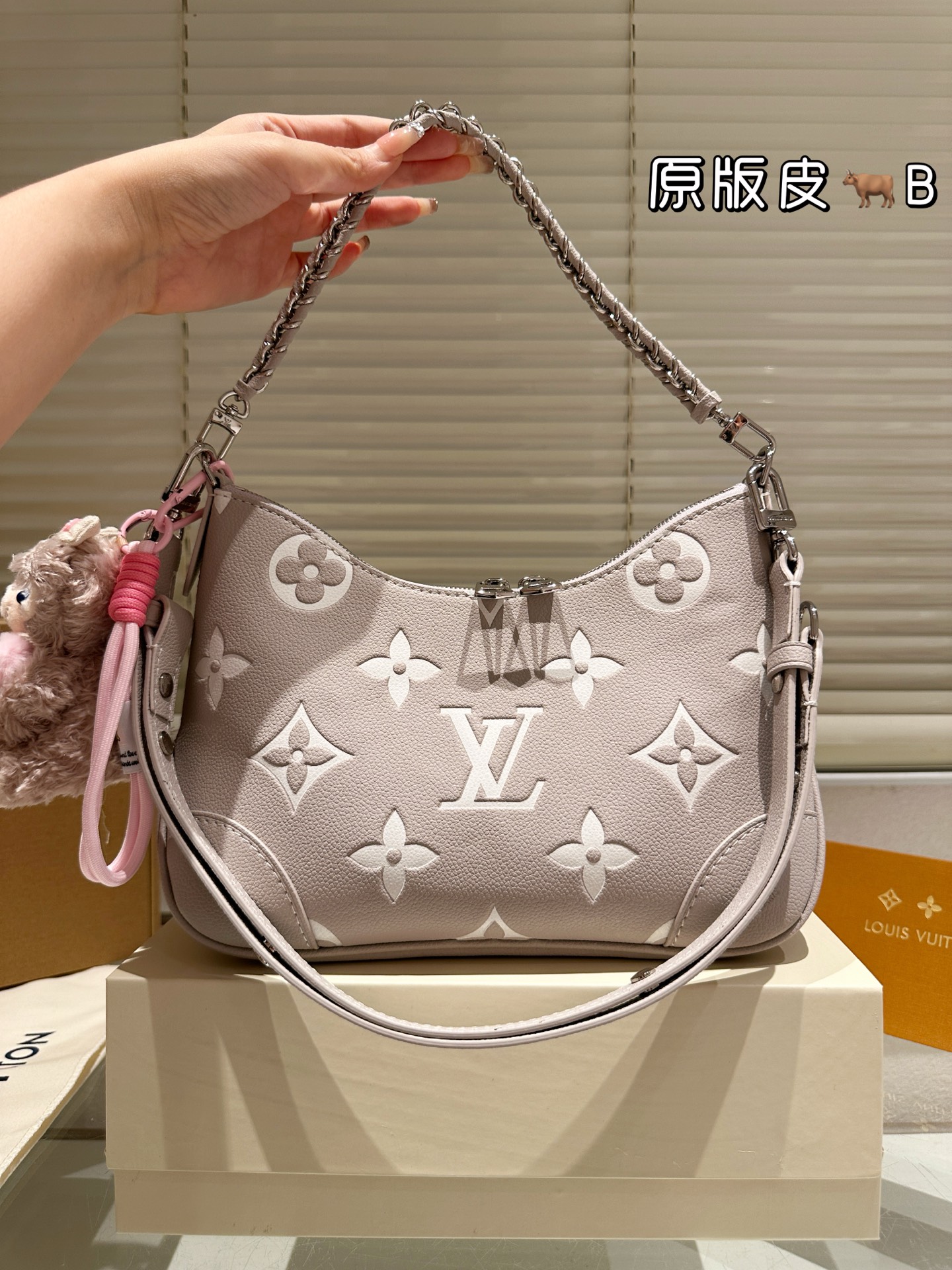 原单配挂件P280 飞机盒✈️➕折叠盒🎁全套包装 Lv老花牛角包🥐单肩斜挎中古 vintage包包v老花村上隆限定薇薇安女包LV老花限定 !超美!好多网红潮人都在背 单肩斜挎背这款包看着简单,搭配起来特别有范!被外观真的迷倒 尺寸 26 19 配全套包装