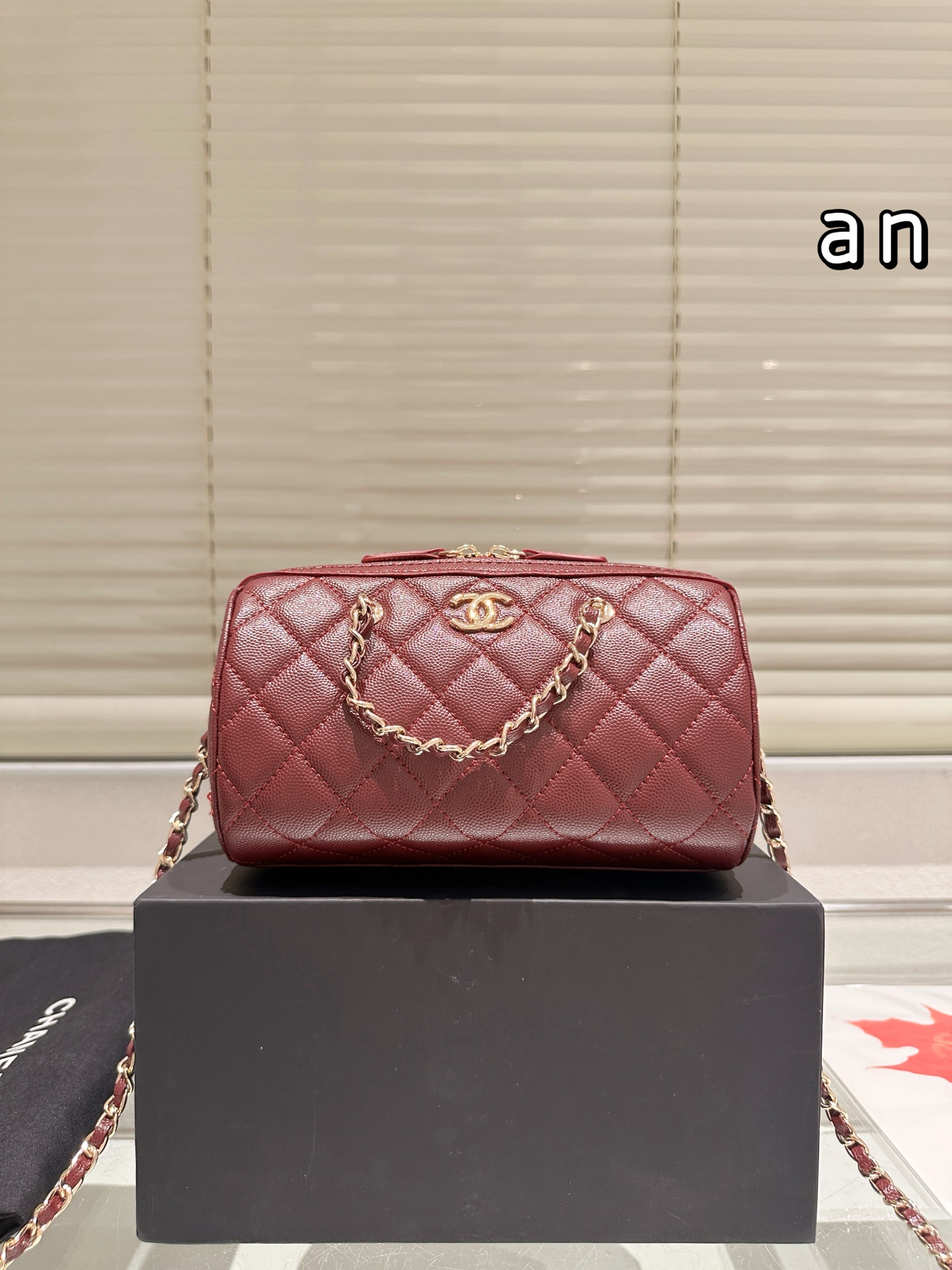 折叠礼盒🎁P215 chanel 𝟐𝟓𝐏保龄球包🎳荔枝牛太美啦✨ 小巧玲珑!精致到无法呼吸的小保龄球包👜 圆鼓鼓的包型随手一拎都超可爱! 经典耐用的荔枝牛皮的材质很加分!使用起来根本不需要怎么打理呵护〰️ 小小一个超𝐐容量却非常友好👫!可以手提𝐨𝐫斜挎!长链条🉑拆卸直接当手提包👜可爱又实用 尺寸 19 12cm