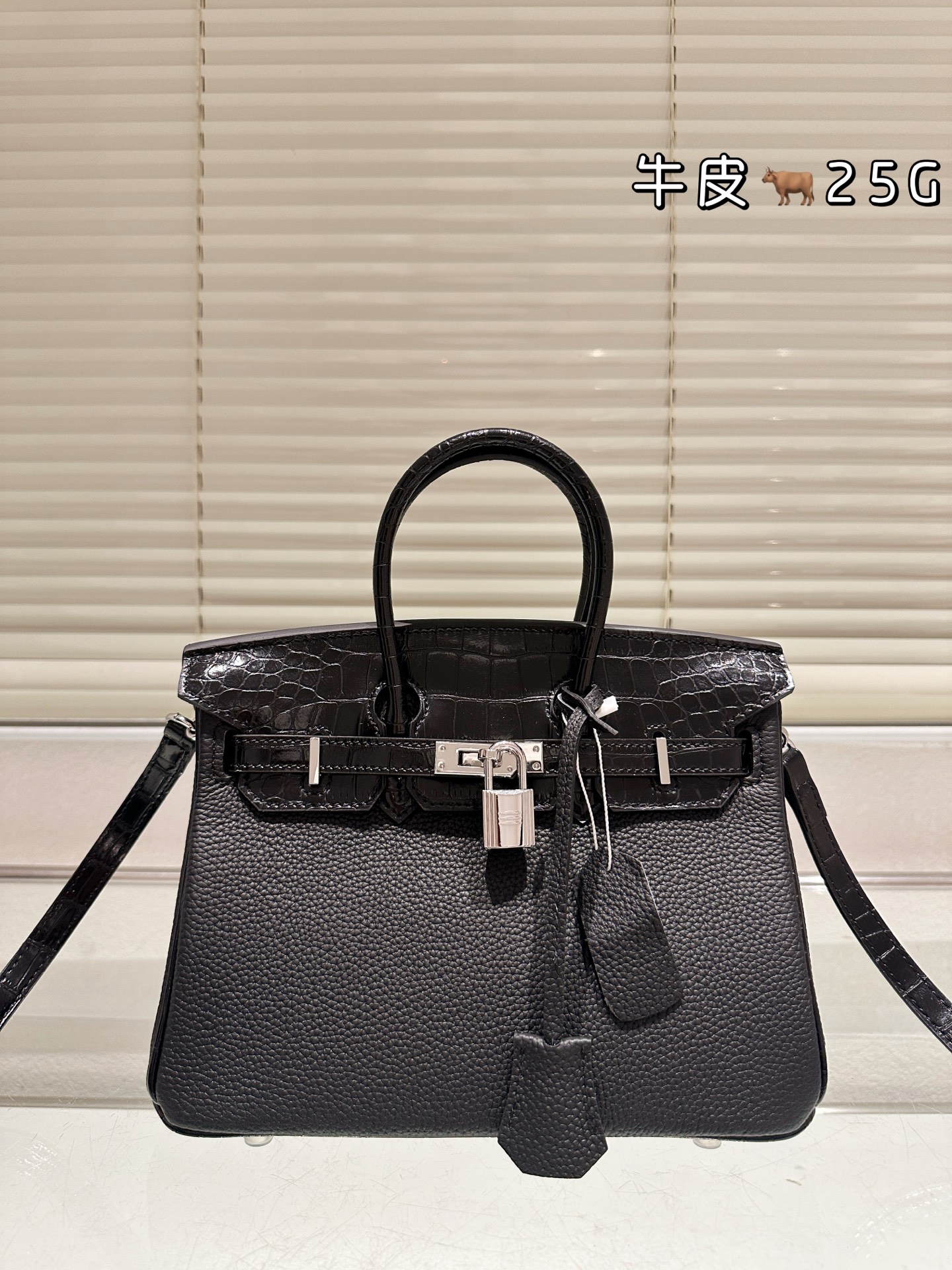 顶级原单 纯牛皮 P345 P325 独家经典火爆出货 纯皮 里外纯皮!集万千宠爱与一身 爱马仕·birkin铂金包 专柜万年不下架 原厂激光五金 各路时尚主播/网红/明星不离手 气质女神爱不释手必备法宝 各种百搭 处处体现时尚品味 畅销多年 新版本新工艺 选材结实有型且皮质超软 里外全皮 油边/走线/五金媲美专柜 注目精湛工艺 感受工匠神韵 品质如图 市场最高版本 随意出入专柜无压力 女神包抓紧购 阳光下颜色偏浅 室内光线暗会深一些 这是常识哦 尺寸:30/25