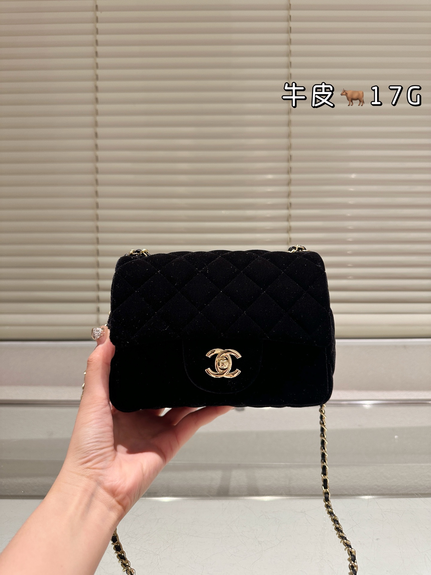 复刻版 P250
chanel 黑金丝绒钻球
小羊皮香奶奶 金球方胖子
“New Arrival”
最美金球方胖子人间香奈儿
白富美小姐姐必备款
■单独夸最让人挪不开眼
就是小金球了太高级~
今年的新款小香包链条可以调节
这一点太人性化了不管是高个子还是小个子圈都可以驾驭
#Chanel小金球 18cm